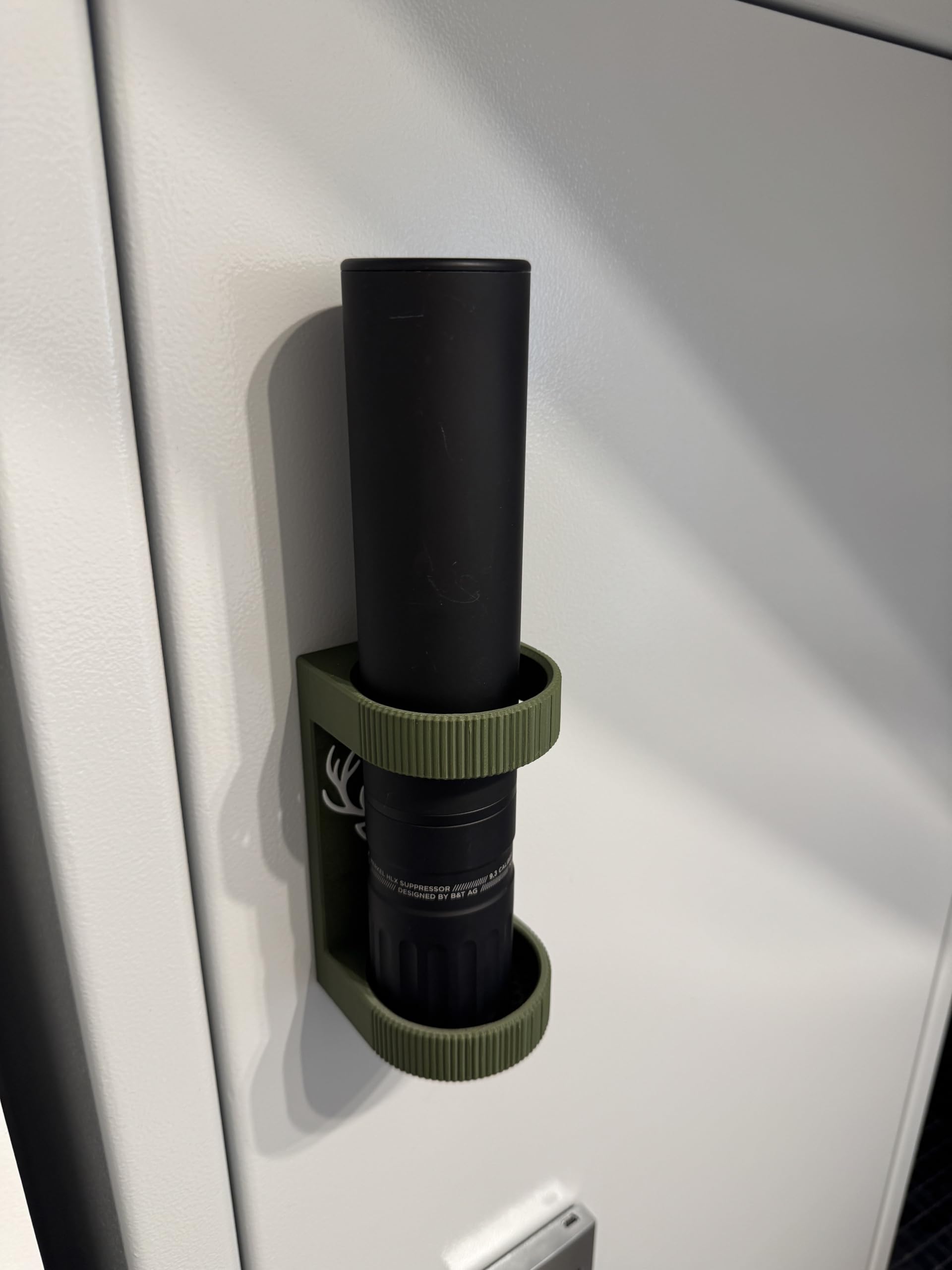 Schalldämpferhalter Magnethalterung zur trockenen und sicheren Aufbewahrung für Schalldämpfer bis 55mm Durchmesser - magnetische Rückwand, mit Samtbeschichtung, Lochboden für verbesserte Trockung