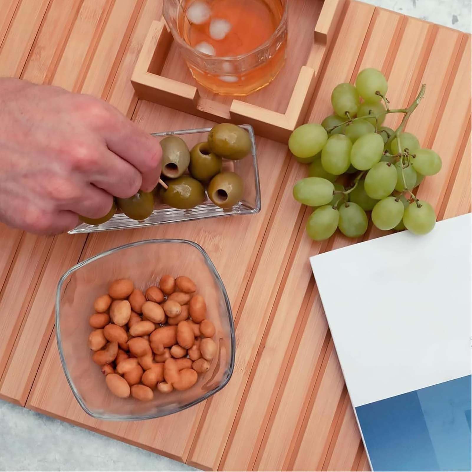 Bandeja de madera 2 en 1 para brazo de sofá y soporte para tazas, diseño antideslizante para mandos a distancia de CA y teléfonos, accesorio perfecto para sofá para mayor comodidad y comodidad