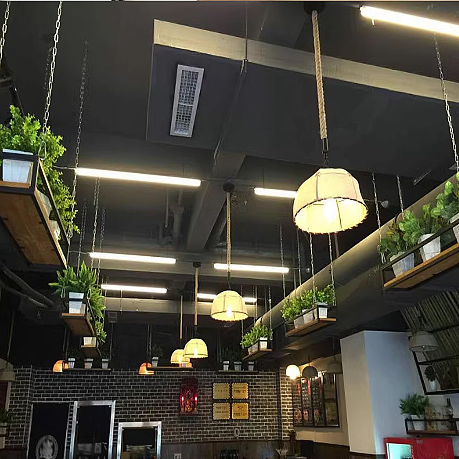 Étagères de plafond suspendues en fer pour optimiser le rangement mural