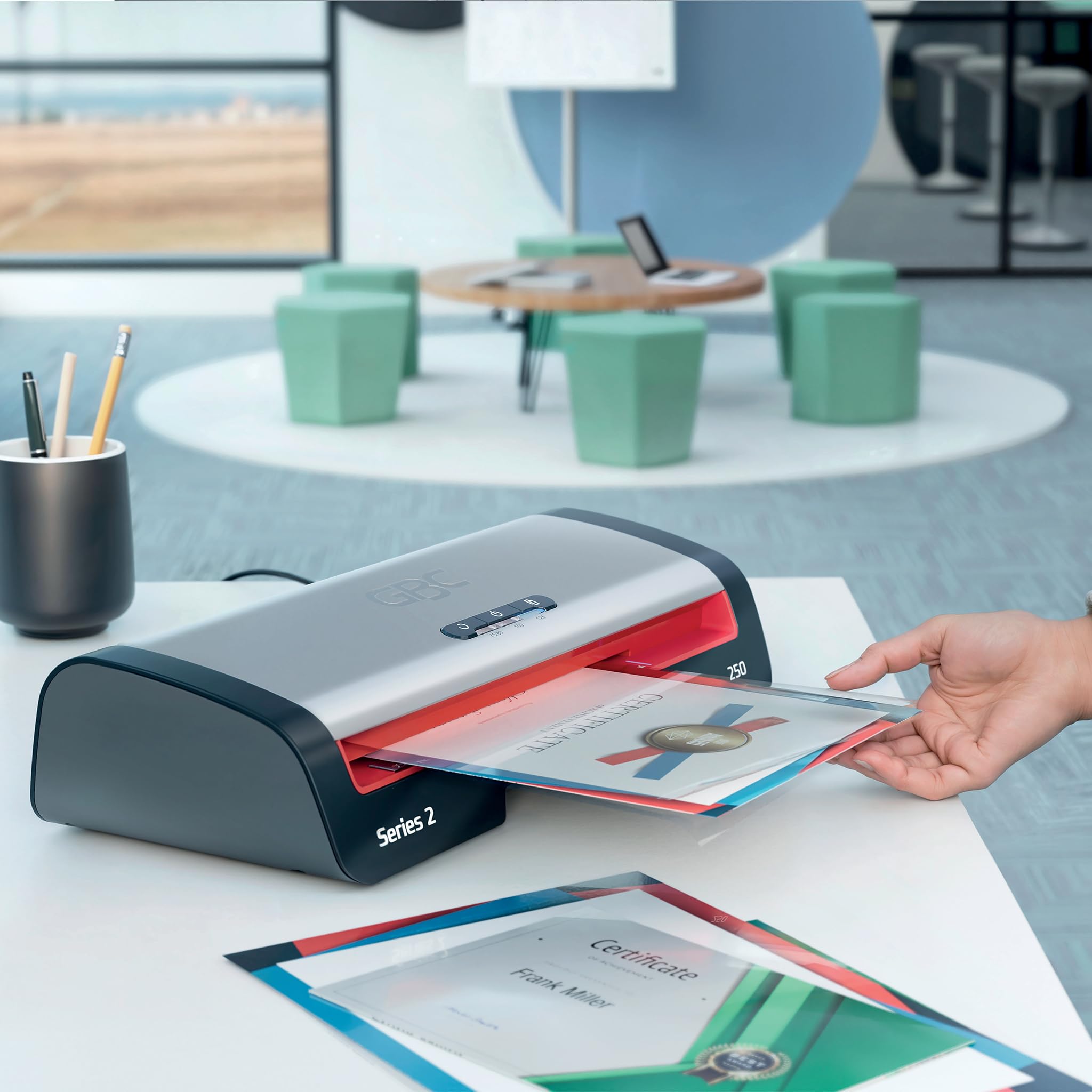 GBC 250 Office - Plastificatrice A4, versione Svizzera, riscaldamento rapido in 1 min, 75-125 micron, accesso facilitato a LED, con 5 custodie per plastificatrici A4, nero/rosso, tipo J, 4410070CH