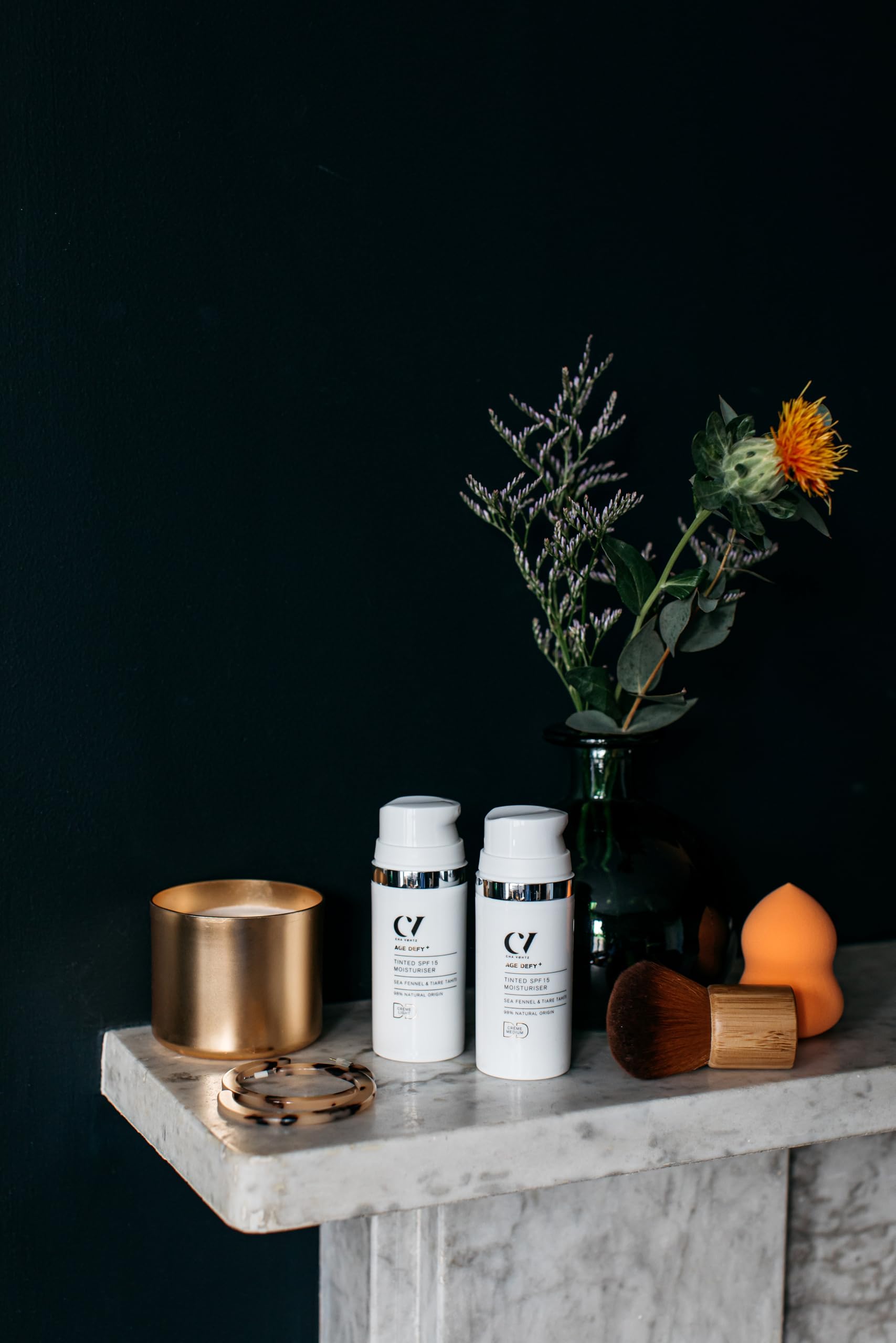 Green People Age Defy+ Hidratante DD Tinte SPF15 Claro, 30ml | Crema Hidratante con Color, Libre de Parabenos y Alcohol, Vegano, Crema Orgánica de Día con Color y SPF15