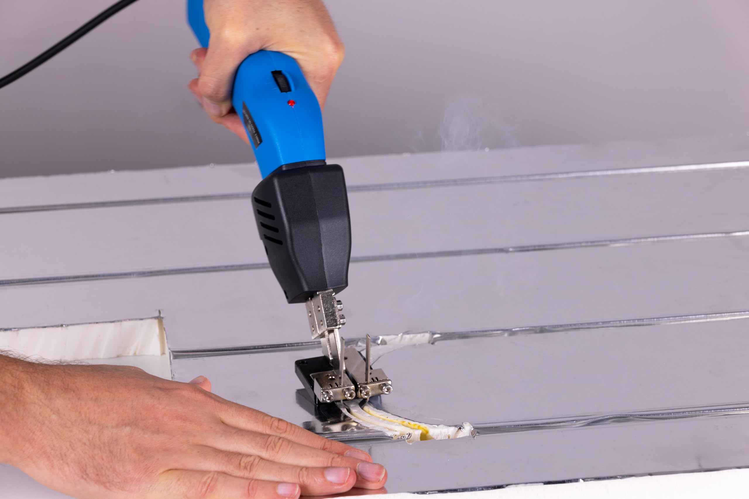 Fer à modeler les dalles + cutter électrique NOYON & THIEBAULT | Pour la pose de plancher chauffant sec en panneaux XPS | Montée en température rapide jusqu’à 600 °C | Accessoires inclus