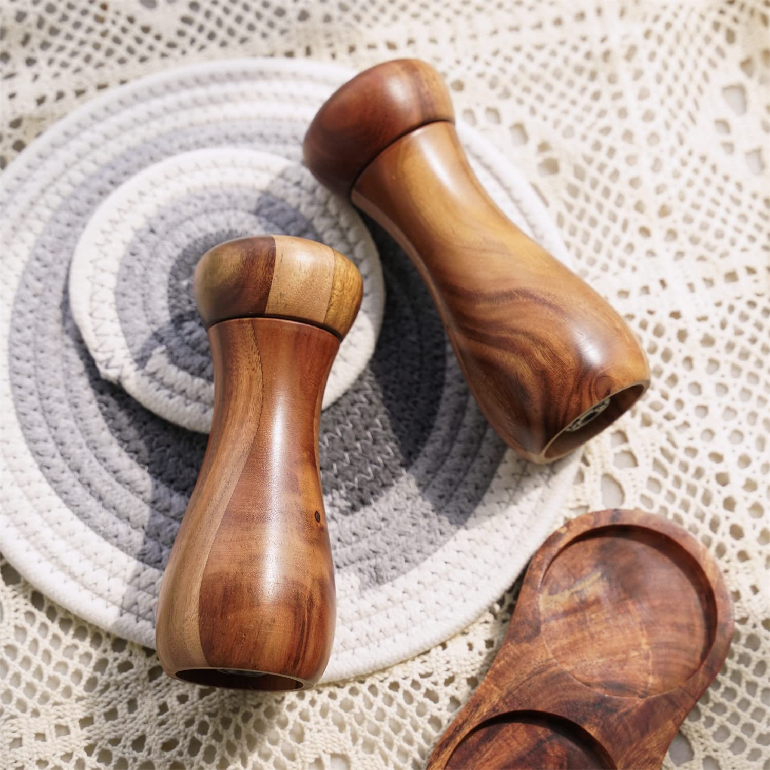 Set Macina Sale e Pepe con Vassoio per Macinino, Set di 2 Macina Sale e Pepe con Macinino in Ceramica Legno di Acacia, Altezza 15,5 cm, Diametro 6 cm