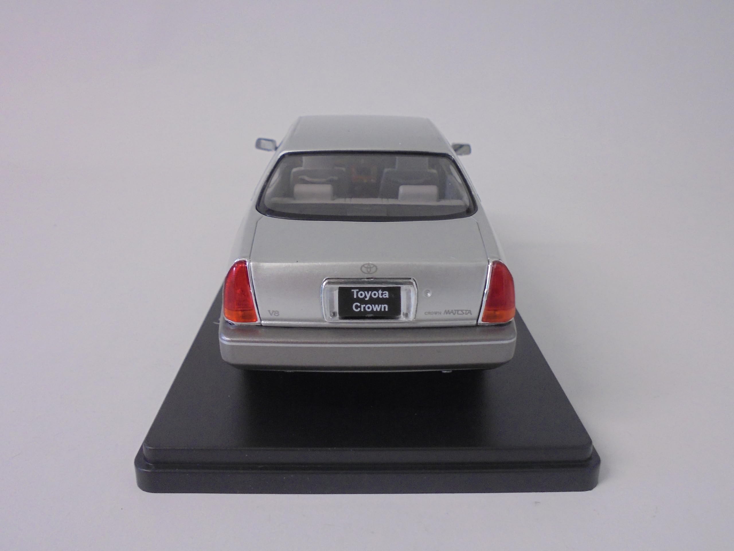 OPO 10 - 1/24 scale model car compatible with Toyota Crown Majesta 1995 - Hachette Japan VQJ199, Multicolor - Image 4