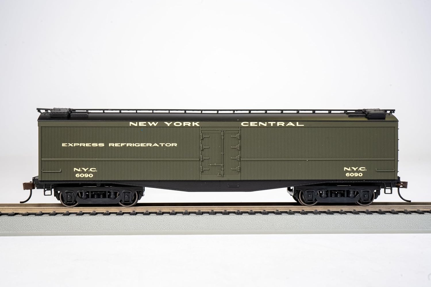 Bachmann Trains - 50' Express Reefer - New York Central #6090 - HO Scale