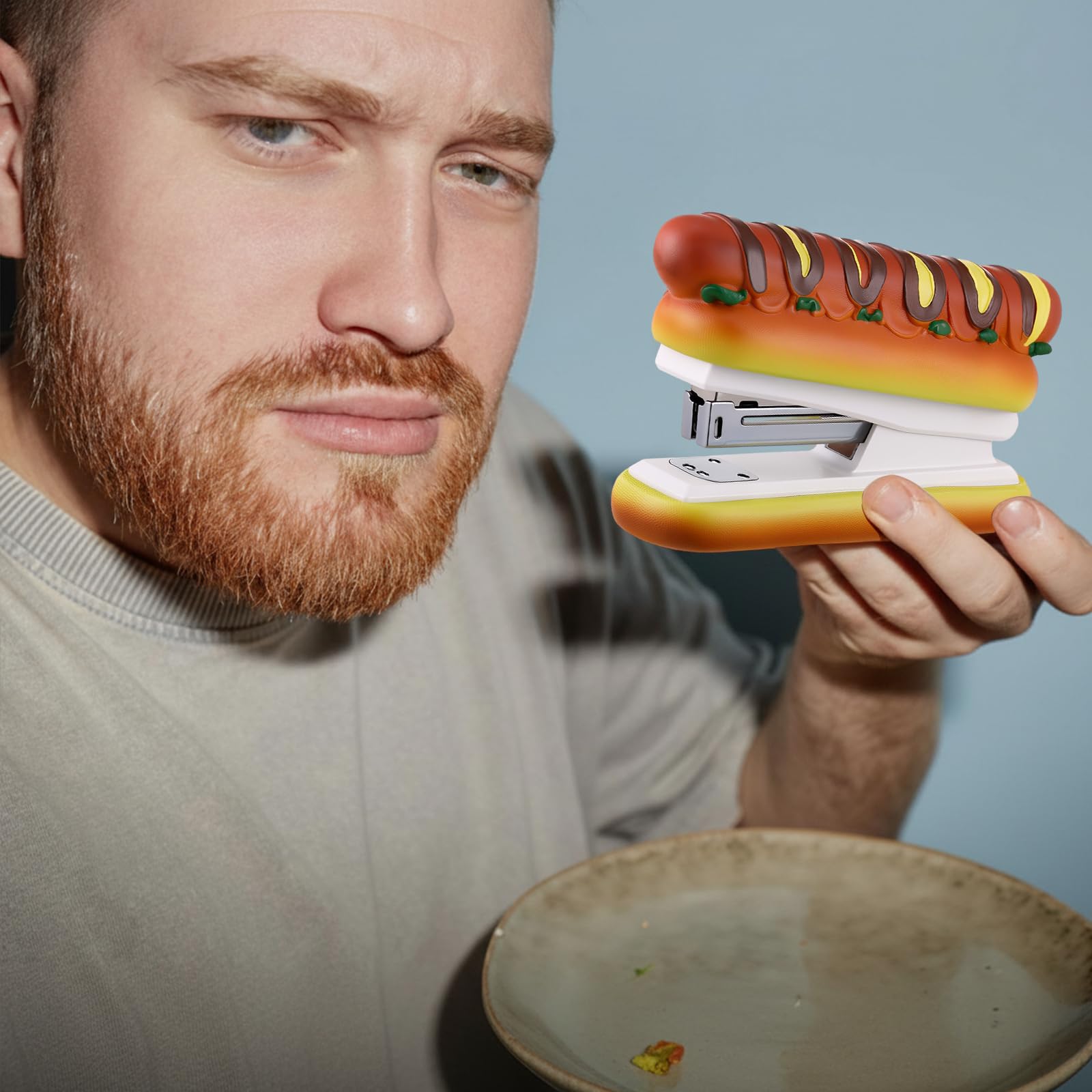 Cucitrice per hot dog, include 1000 graffette, divertente accessorio da scrivania, decorazione per casa e ufficio, ideale per le vacanze o per la calza della Befana, per insegnanti, studenti