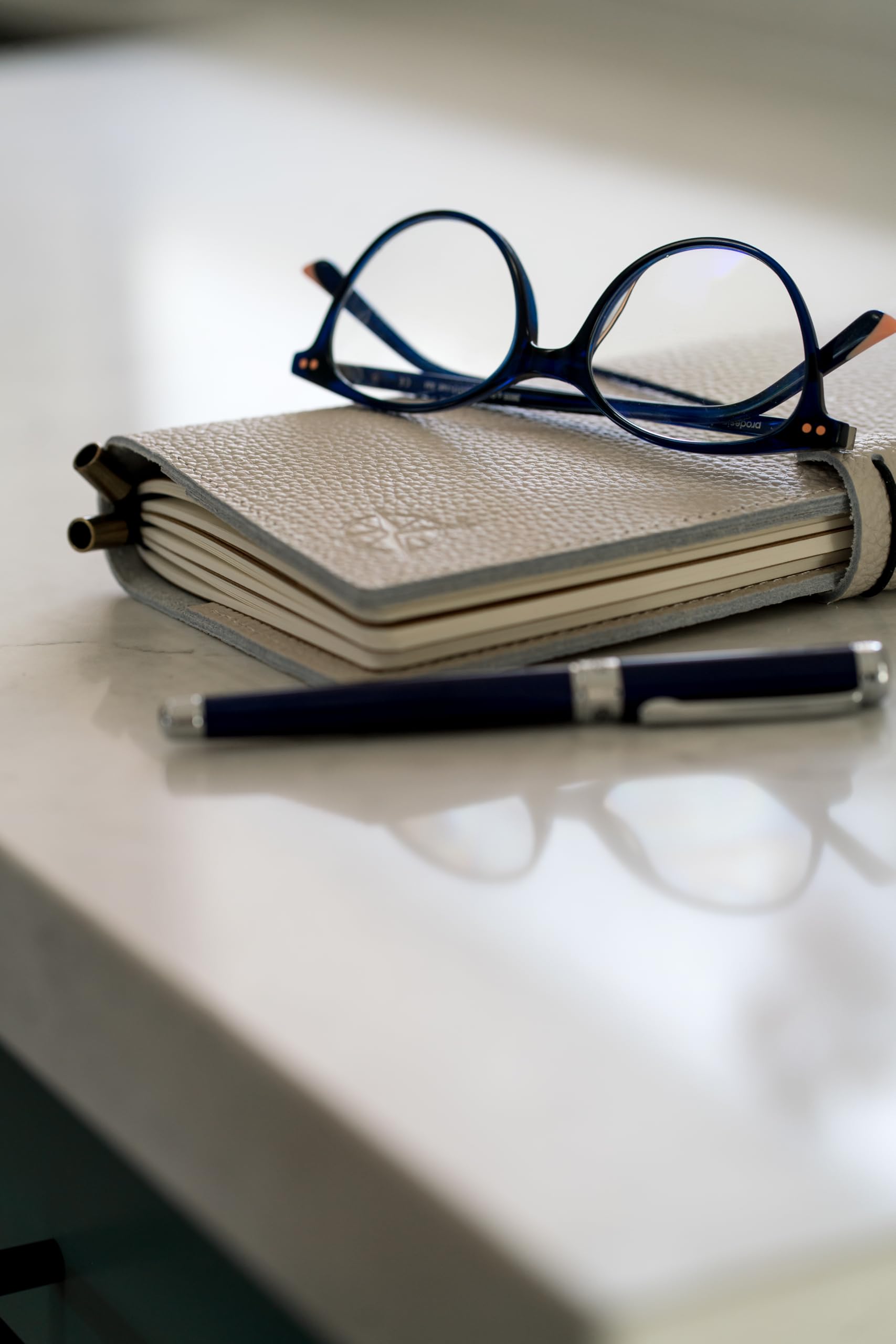 Leder Reisenotizbuch mit Taschen – Hafer – Nachfüllbarer Notizbuch-Organizer, Handgefertigtes Echtleder-Notizbuch mit Taschen zum Schreiben, Reisen, Organisieren – Leere Einsätze, 22 x 11,5 cm