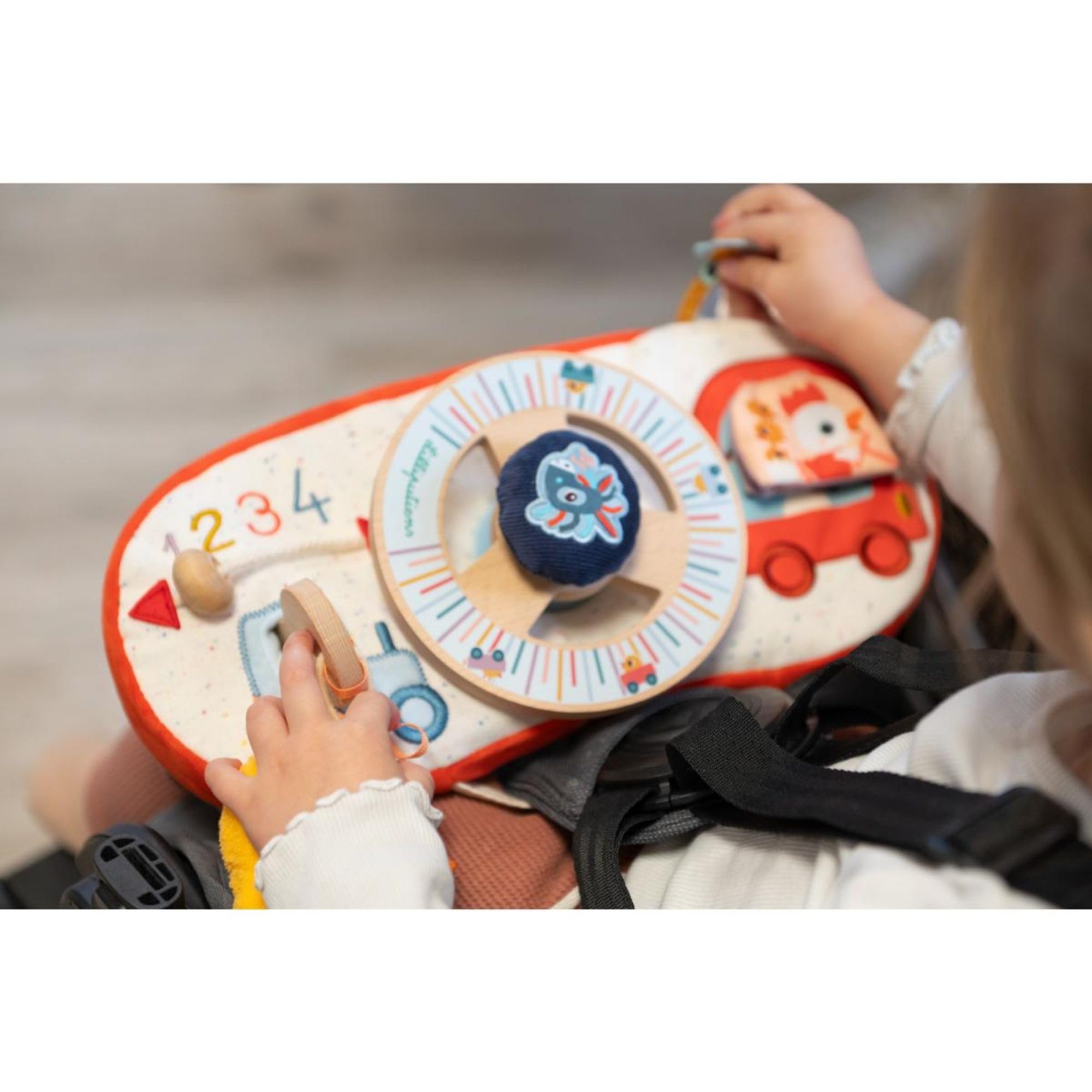 LILLIPUTIENS - Panneau d’activités Bébé - Idéal en Voiture - Jouet interactif avec Volant, clé et rétroviseur - Busy Board - Stimule la motricité et l’Imagination Enfant - Dès 12 Mois - 83526