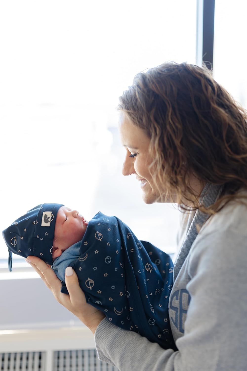 MONICA + ANDY Mini Hospital Cuddle Box, 100% Organic Baby Clothes for Newborns & Infants, Coming Home Swaddle Blanket & Cap - Image 3