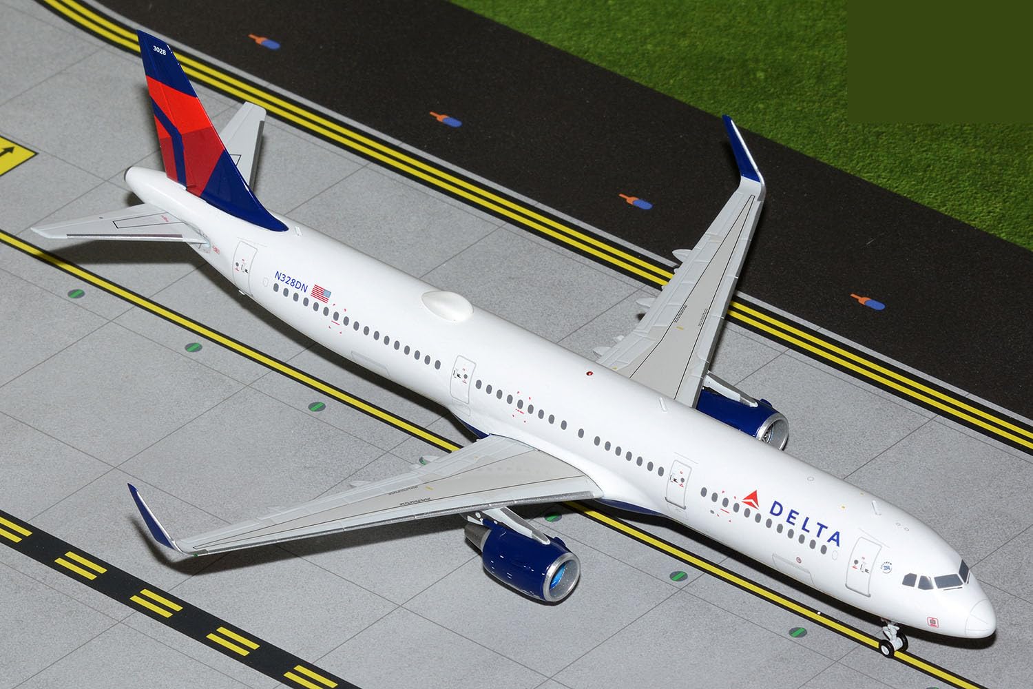 Amazon.com: GeminiJets Delta Air Lines Airbus A321 Model Airplane