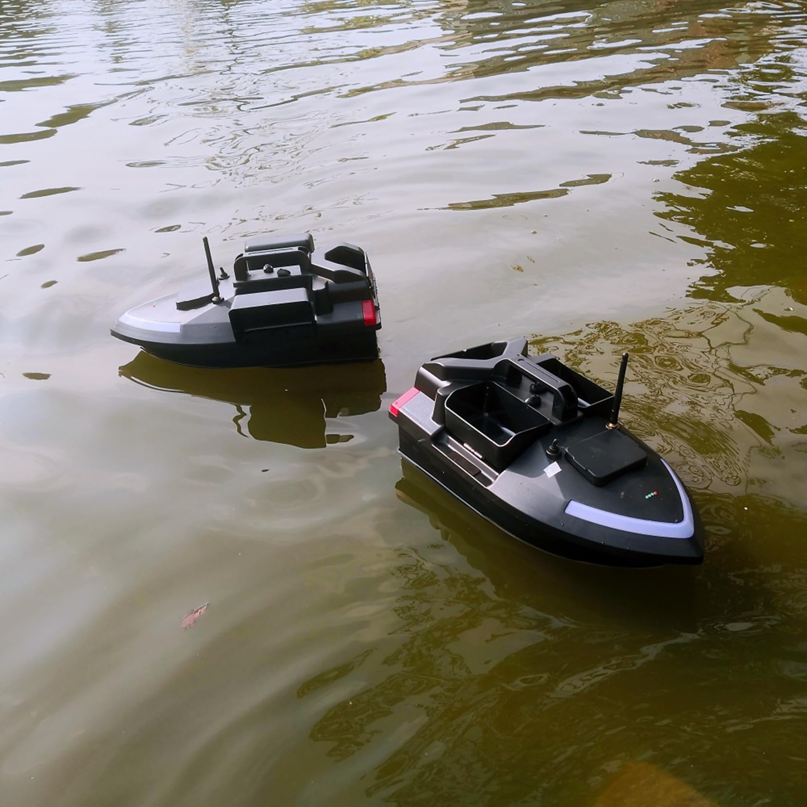 Barco GPS Smart RC de cebos, Crucero Automático de Doble Motor con Tres Tolva de Gran Capacidad y Luz Nocturna LED (V020-12000mAh)