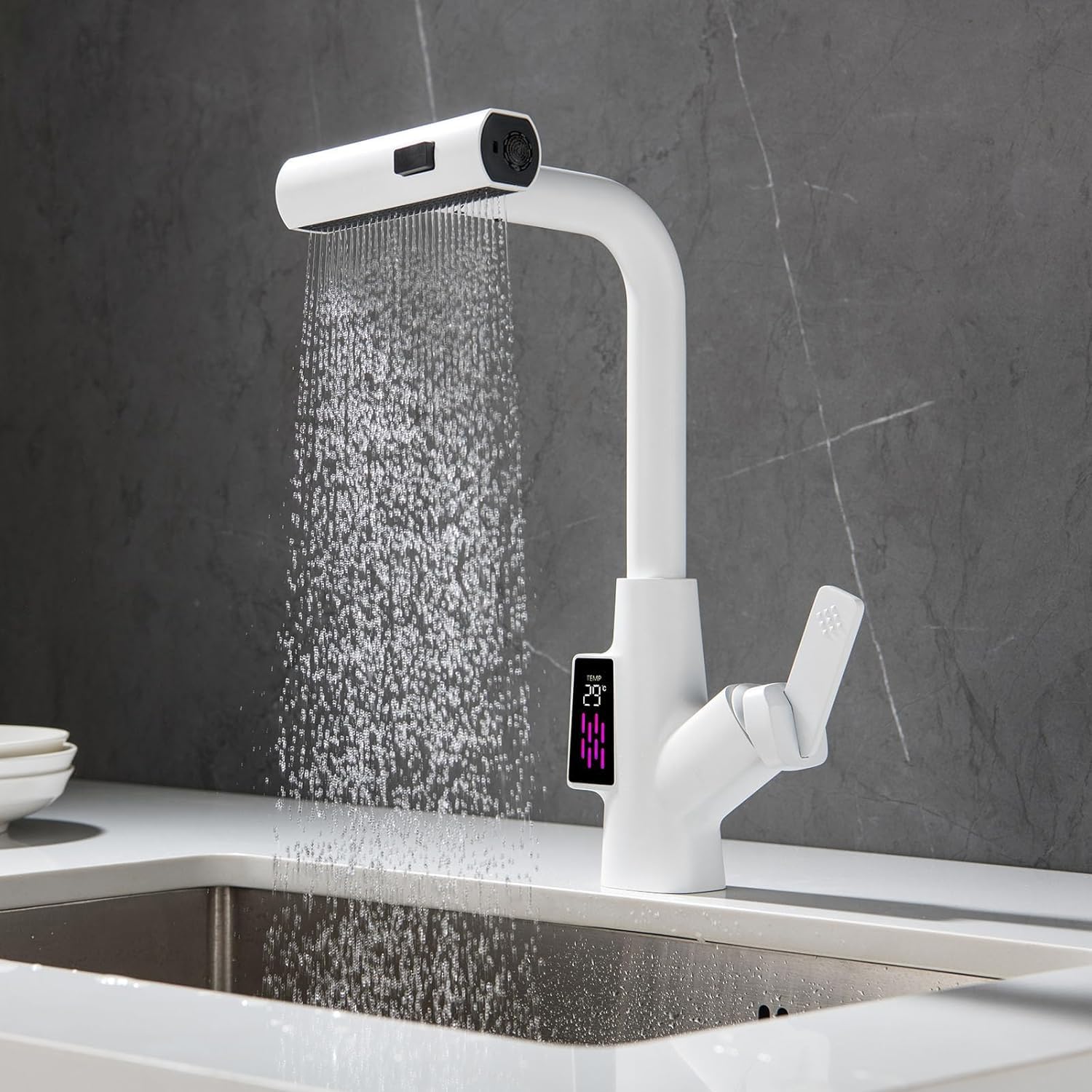 Grifo de cocina gris con sensor digital para renovar tu fregadero moderno
