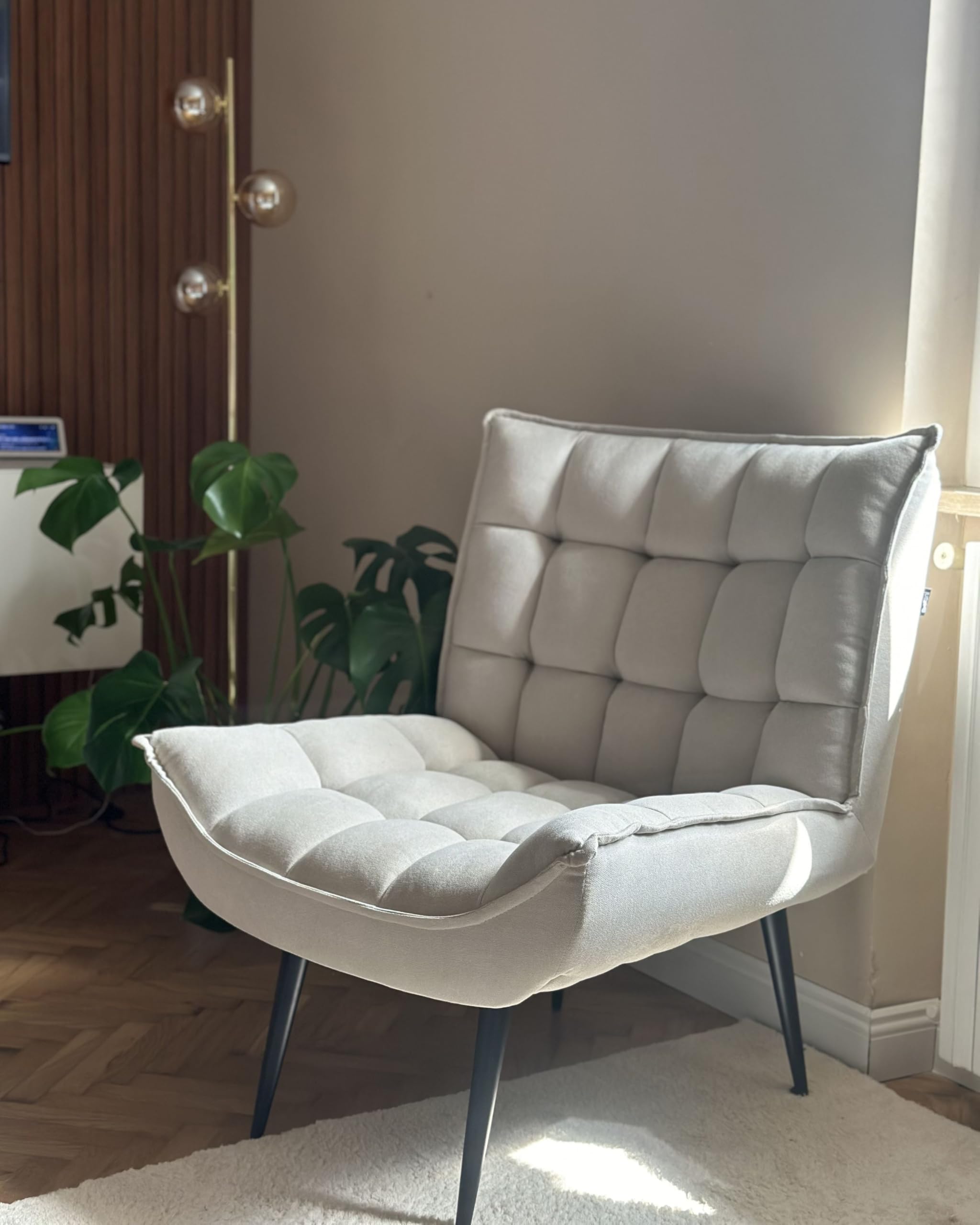 Beliani Sessel Stoff beige mit schwarzen Metallbeinen Dicker Polsterung Modern Alvesta