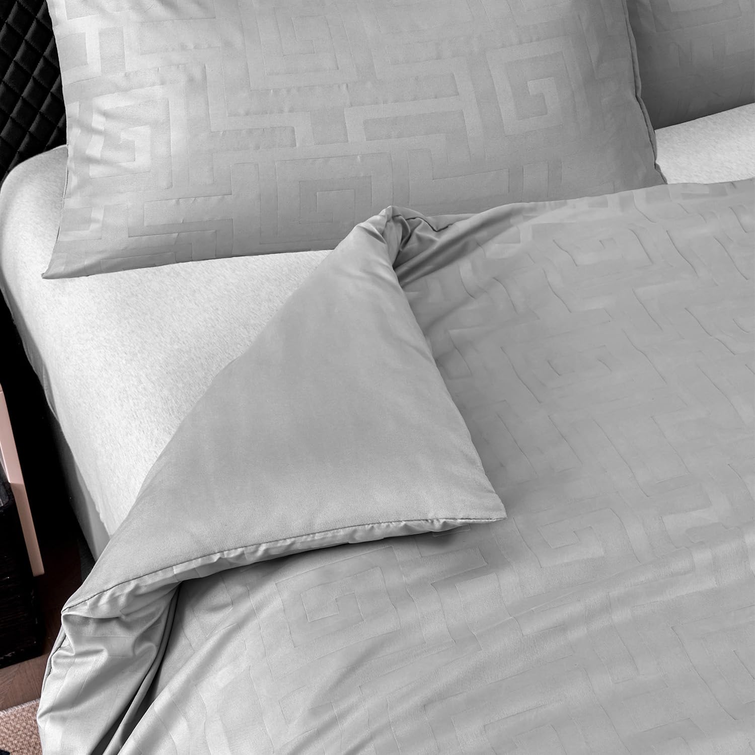 Velosso Sateen Touch Classic Scroll Duvet Cover and Pillowcase Set Soft Feel Hotel Quality Bedding Set Easycare (Silver, Single) - Image 4