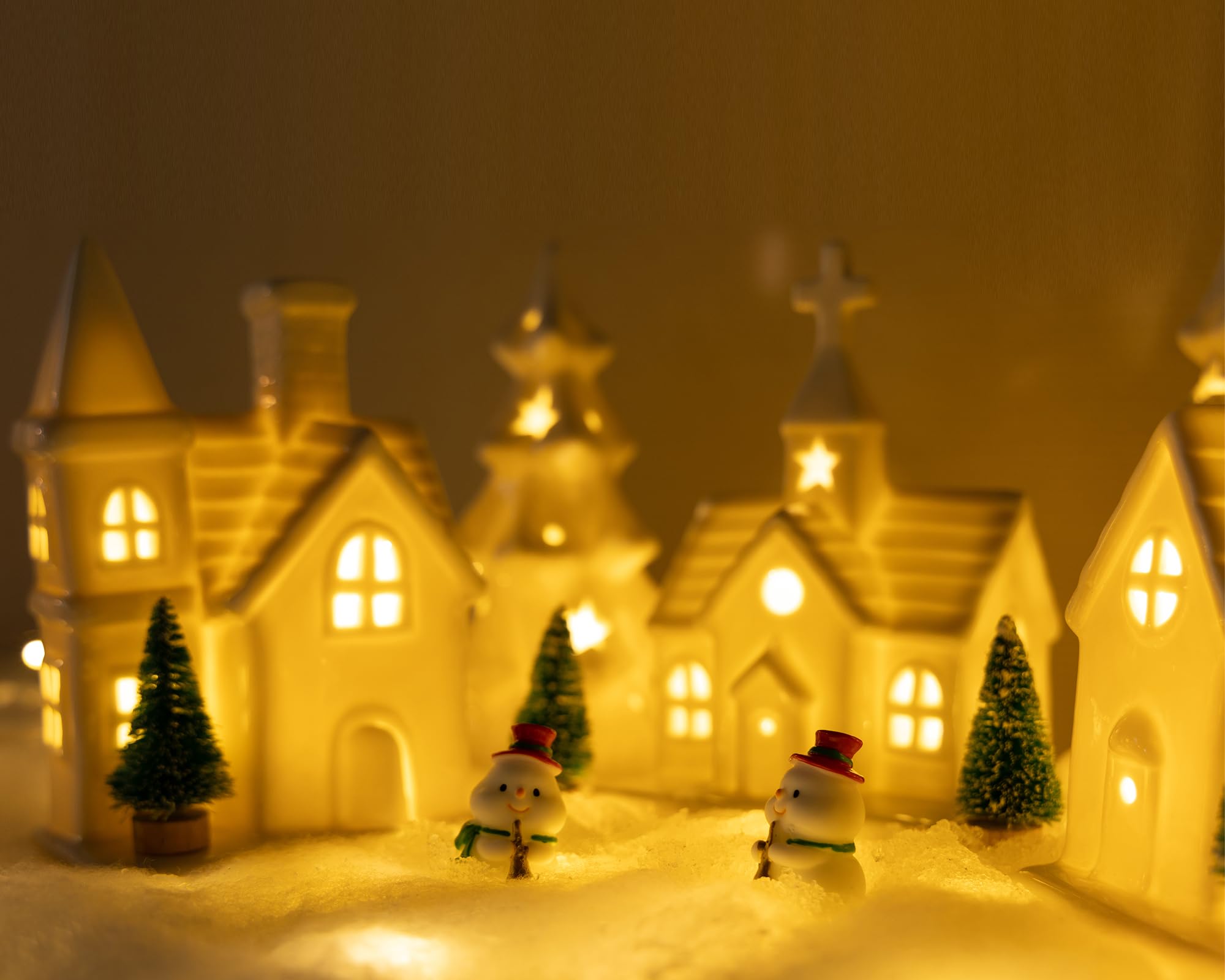 Weihnachtsdorf aus Keramik, Weiß, 11 Stück, inklusive 3 beleuchteten Porzellanhäusern, 2 LED-Weihnachtsbäumen, 4 Mini-Bäumen und 2 Schneemann-Figuren – LED-Urlaubs-Tischdekoration für den Winter