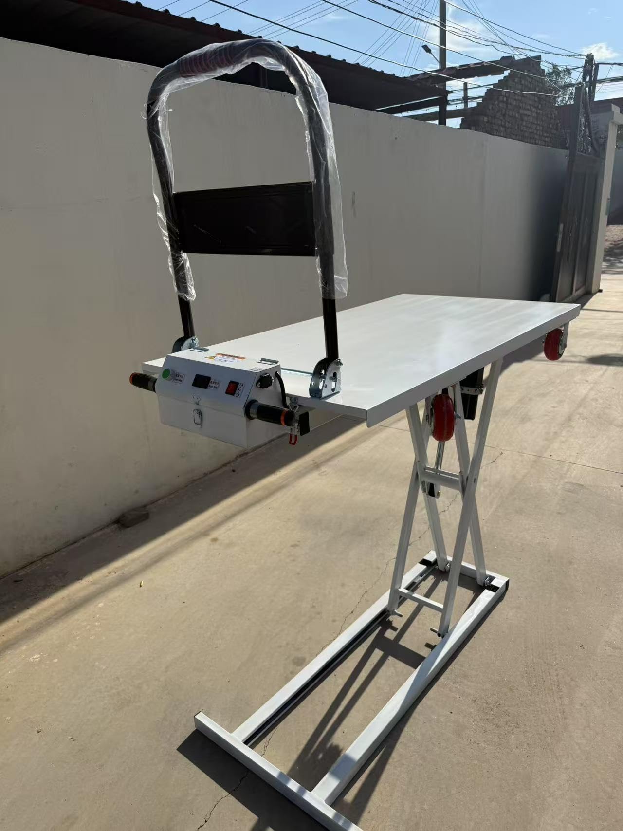 Carrello elettrico idraulico a forbice da 200 kg, altezza massima di sollevamento 80 cm, carrello piatto portatile per magazzino, officina e logistica, design compatto e resistente