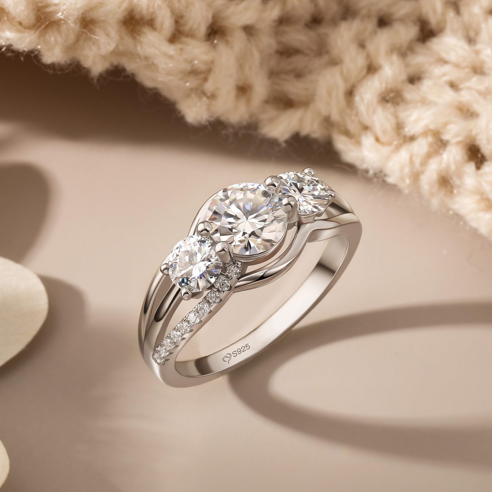 Jeulia Damen Moissanit Ringe Retro Drei Steine Verlobungsring 1ct Rundschliff Ehering GRA Zertifiziert Tauring mit Zirkonia Tauring Farbe D VVS1 Sterlingsilber Ring für Frauen Geschenk