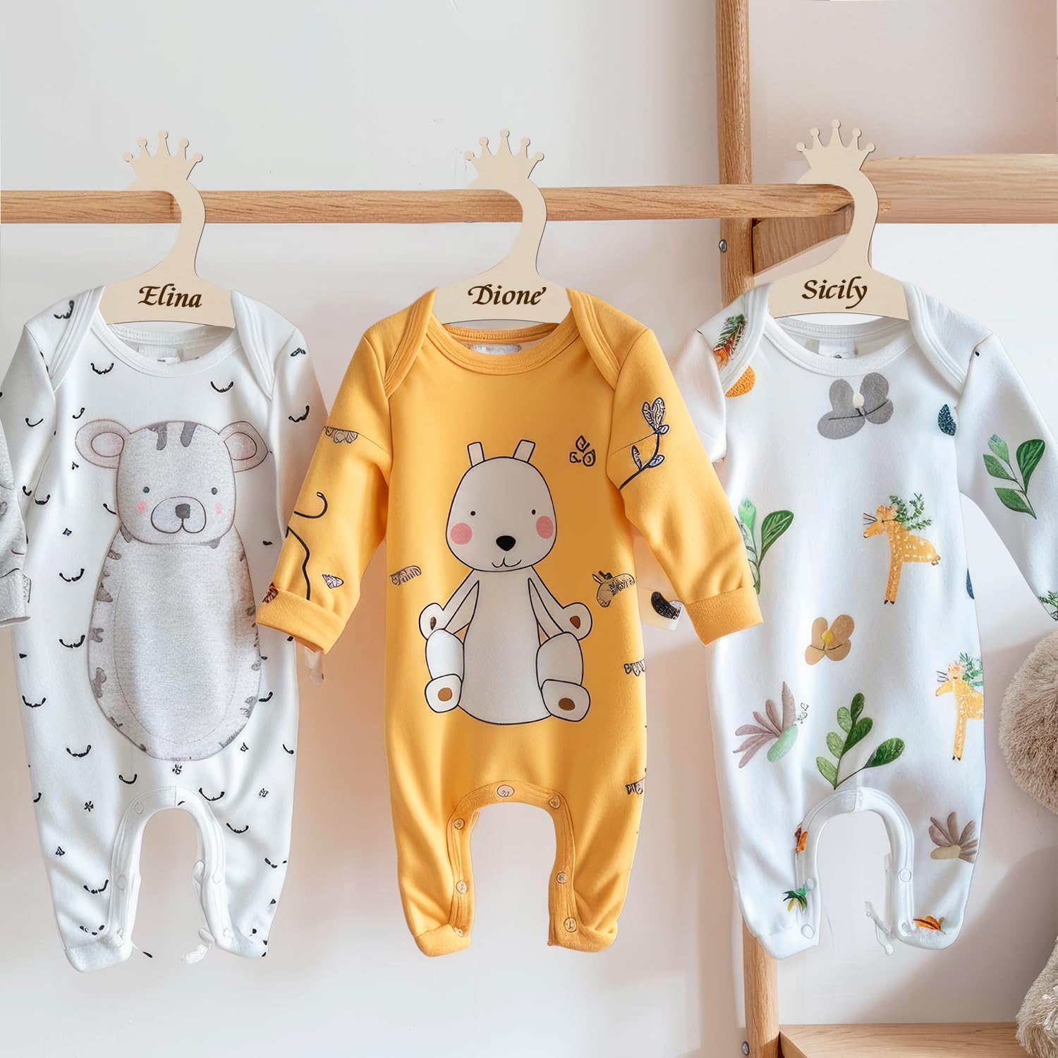 Paquete de 20 perchas de madera para ropa de bebé, lindas perchas de madera de corona para recién nacidos, niñas y niños de 9 pulgadas, perchas para guarderías, abrigos, pantalones, almacenamiento de