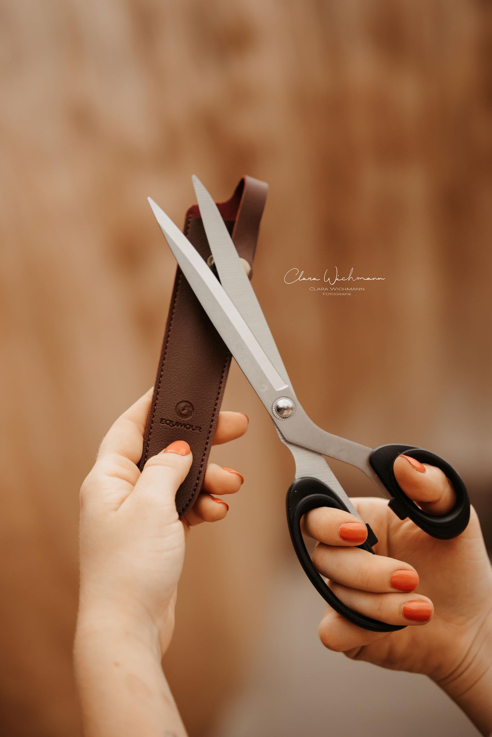 Tijeras para cola – de acero inoxidable afilado | Corte preciso para pelo grueso | Mango ergonómico & funda de cuero vegano | Accesorio profesional para el cuidado equino
