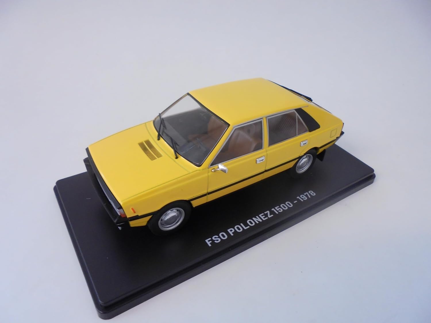 OPO 10 - Collectible Miniature car 1/24 Compatible with FSO Polonez 1500 (1978) VQR35