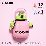 60 oz Bouteille d'eau isolée de moitié Gallon avec poignée, 316 Flacon de voyage large étanche en acier inoxydable avec mignon charme de poupée, cadeau rose de fraise esthétique pour les femmes fille