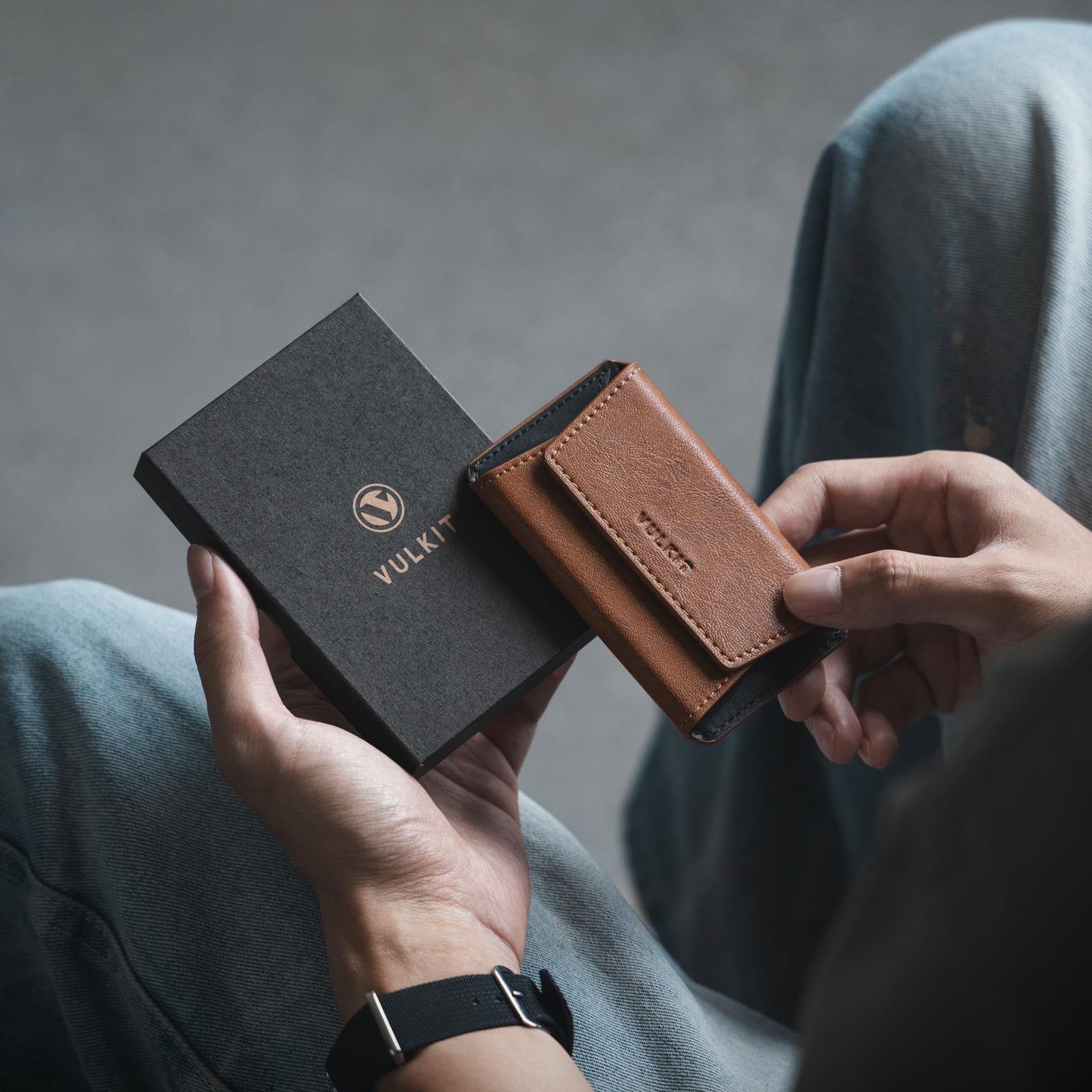 VULKIT Skórzane etui na wizytówki dla mężczyzn, smukłe kieszonkowe etui na wizytówki, etui na wizytówki, pomieści 20 wizytówek, Brązowy, Cienkie
