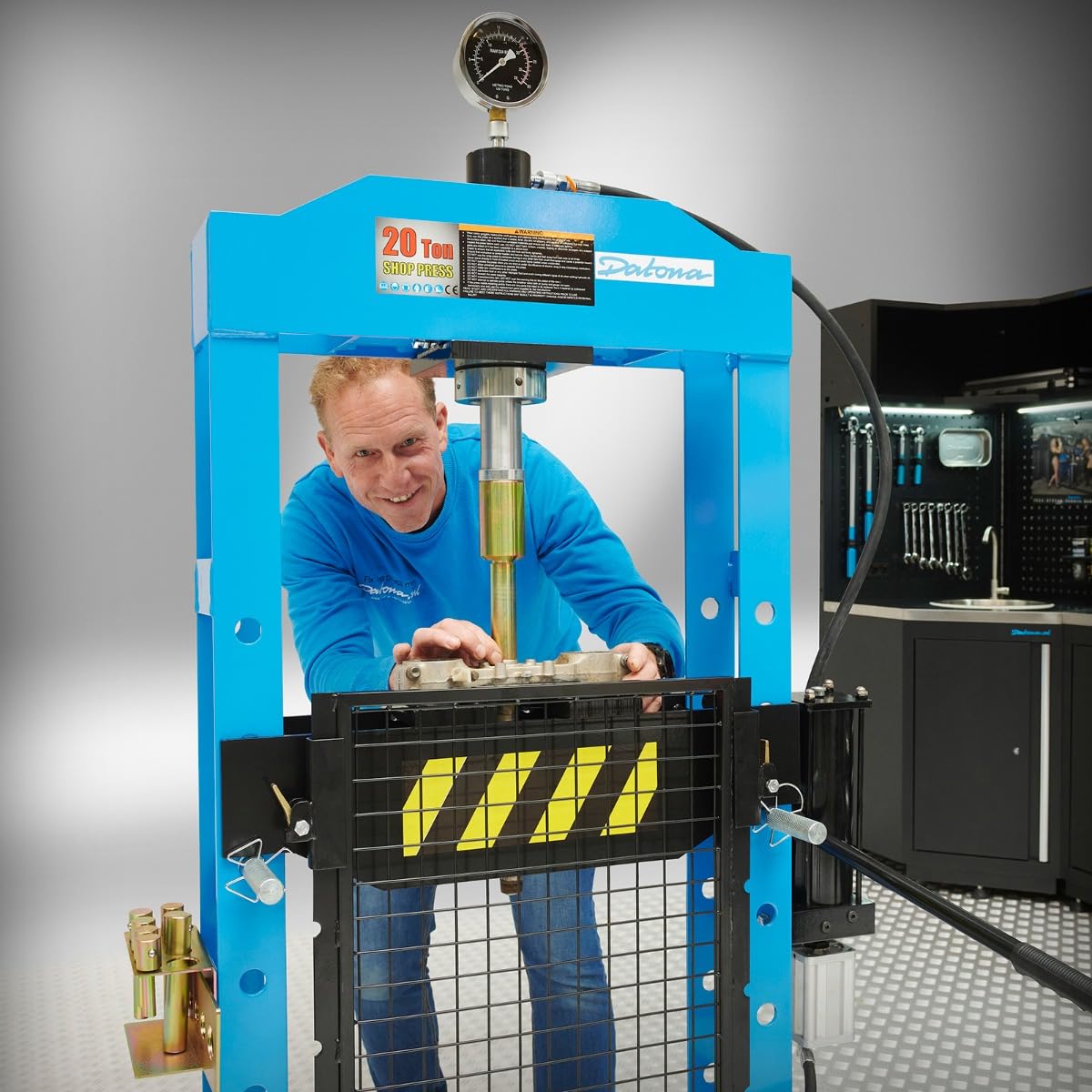 Datona Werkstattpresse 20 Tonnen hydropneumatisch mit Manometer fahrbarem Zylinder höhenverstellbarem Sicherheitskäfig und Hand- oder Druckluftbedienung für Werkstatt und Garage