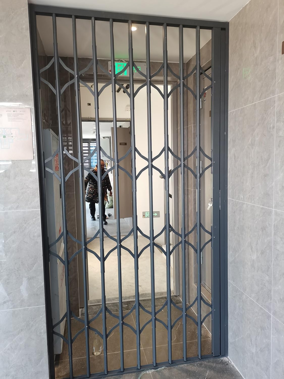 Garde Corps Fenetre Barres de Fenêtre de Sécurité Pliables avec Serrure à Double Clé, Grille de Protection Antivol Réglable pour Maison Appartement Sous-sol, Grille
