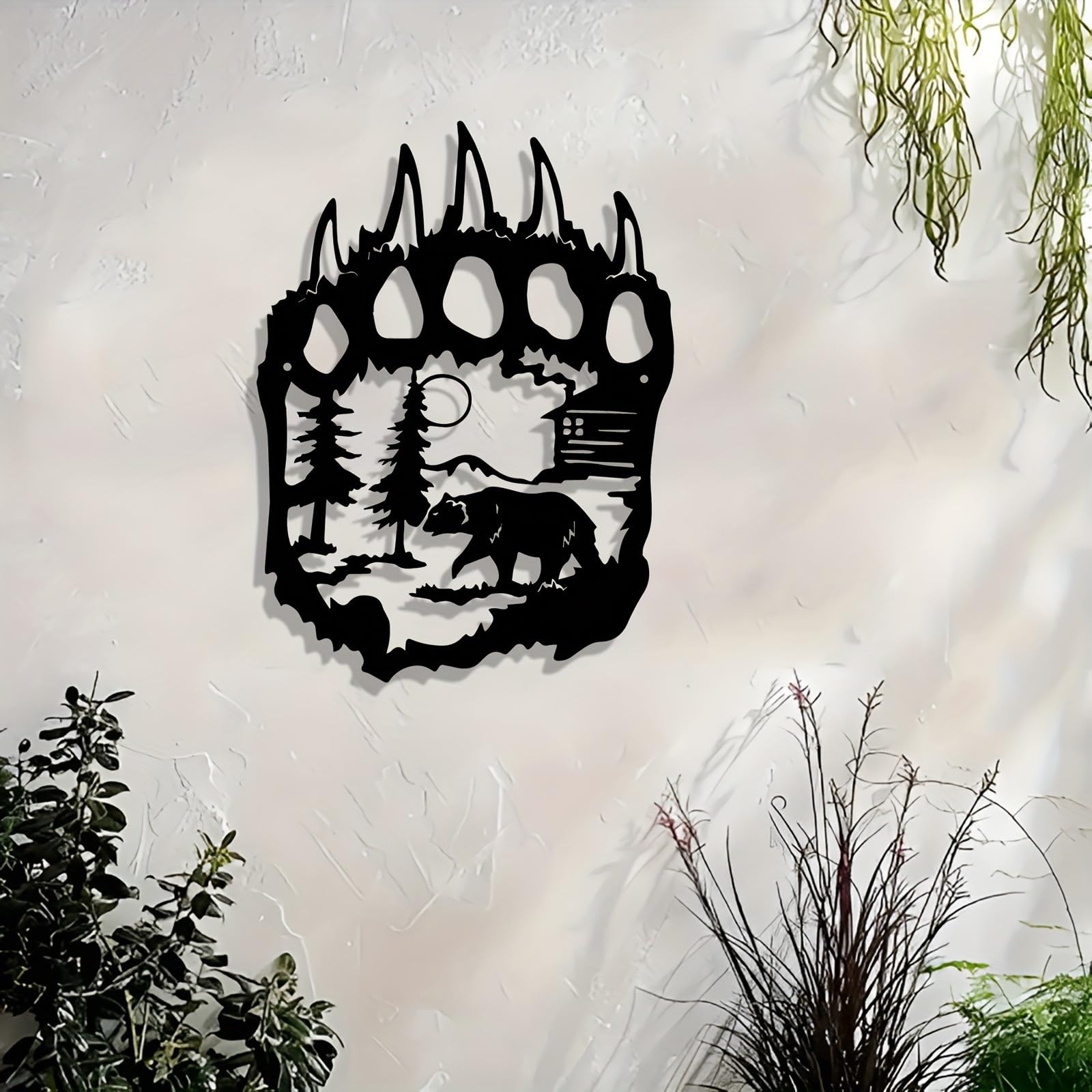 Decoración de pared abstracta contemporánea de metal con diseño de oso y huella: escena rústica de bosque con cabaña de pinos para interiores y exteriores, ideal para inauguración de casa, bodas