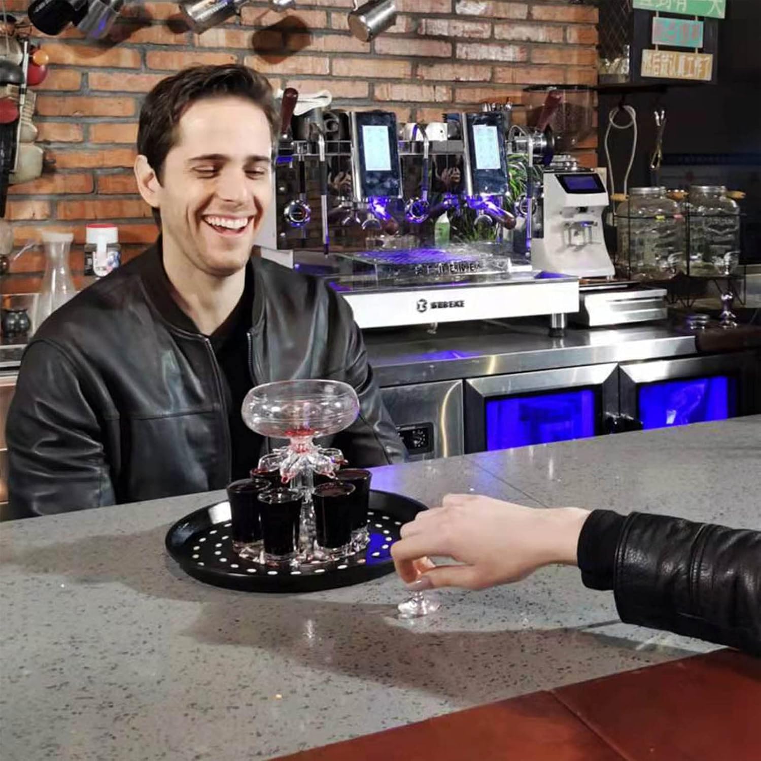 Distributeur De Vin en Acrylique avec Support Et 6 Verres à Liqueur, 6 Verres à Shot, pour Service Et Stockage Optimal du Vin chez Soi