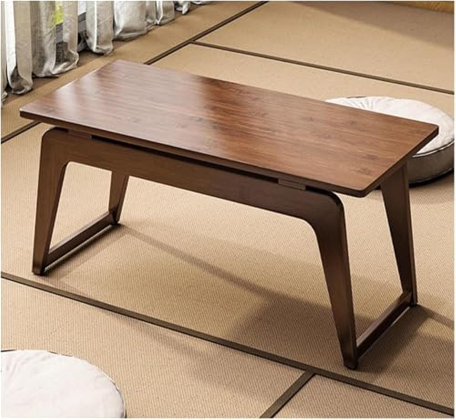 Table basse avec baie vitrée pour ranger et optimiser un petit salon encombré