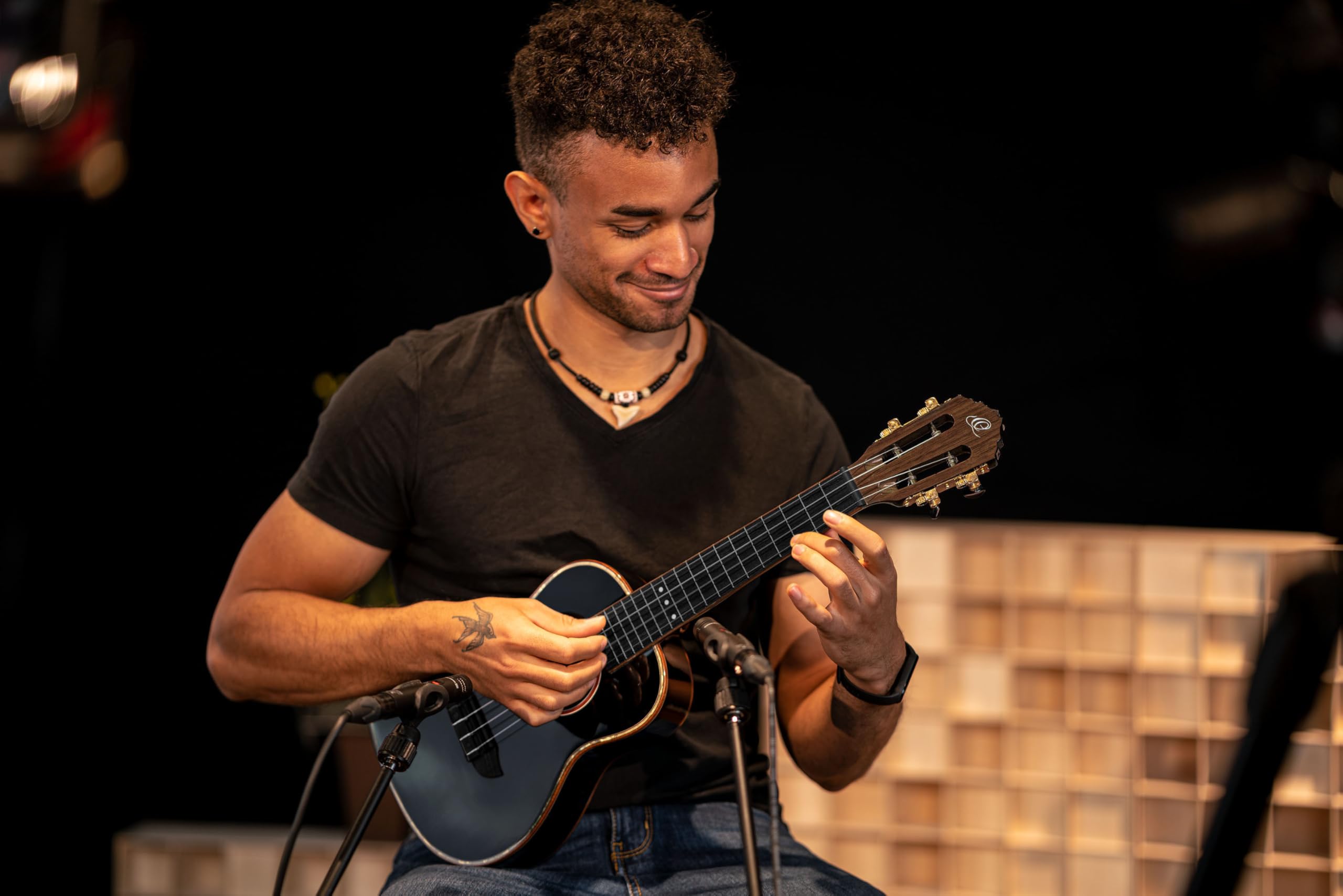 Ortega Guitars Konzert Ukulele Akustisch – Onyx Series – Inklusive Gigbag – Fichte, Mahagoni, Schwarz (RUOX-CC)