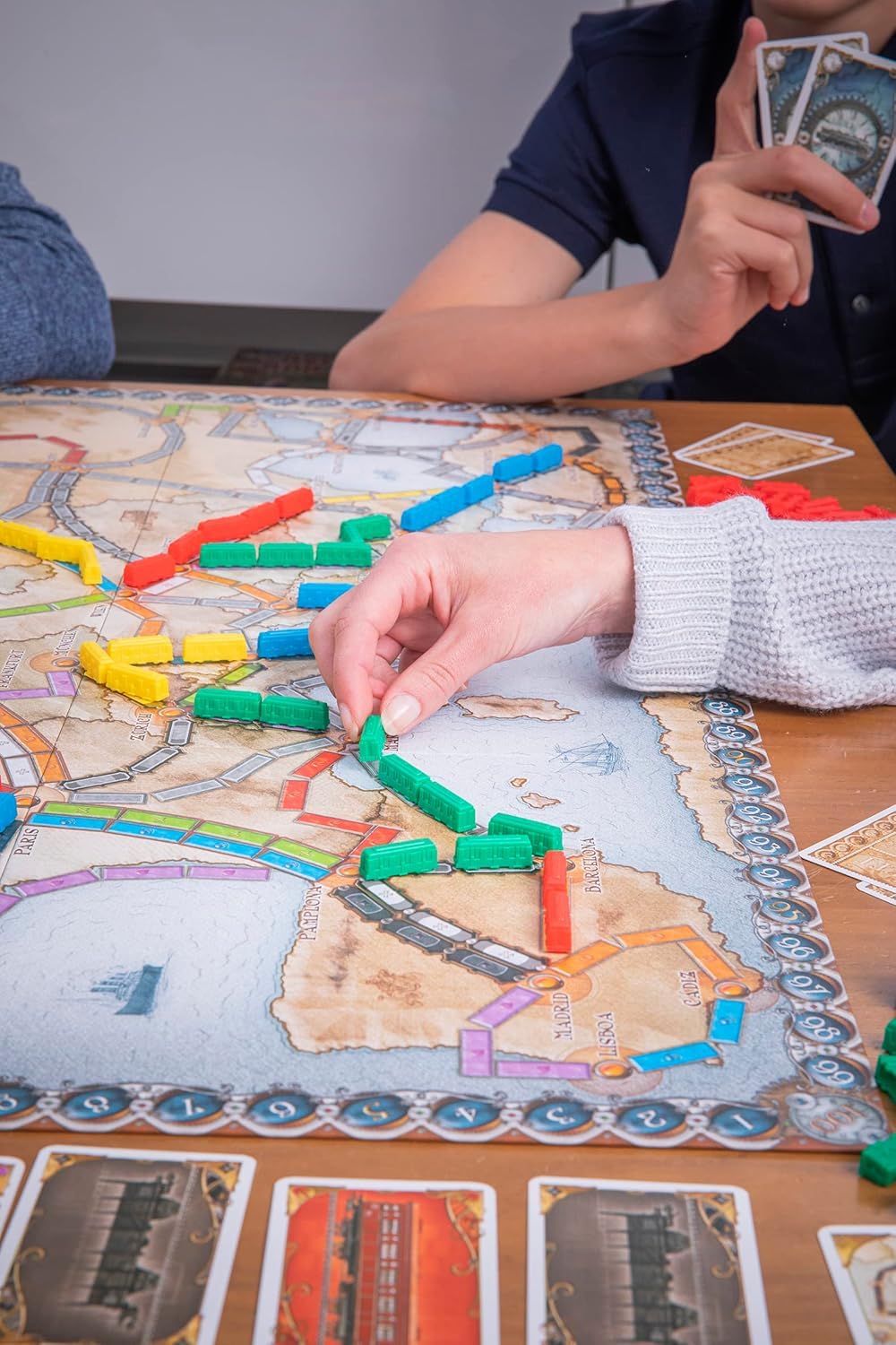 LES AVENTURIERS DU RAIL : EUROPE - Jeu de Base - Version Française - Unbox Now - Jeu de Société Famille pour Enfants dès 8 ans - 2 à 5 Joueurs - Jeu de Stratégie - Compatible Alexa - Days of Wonder