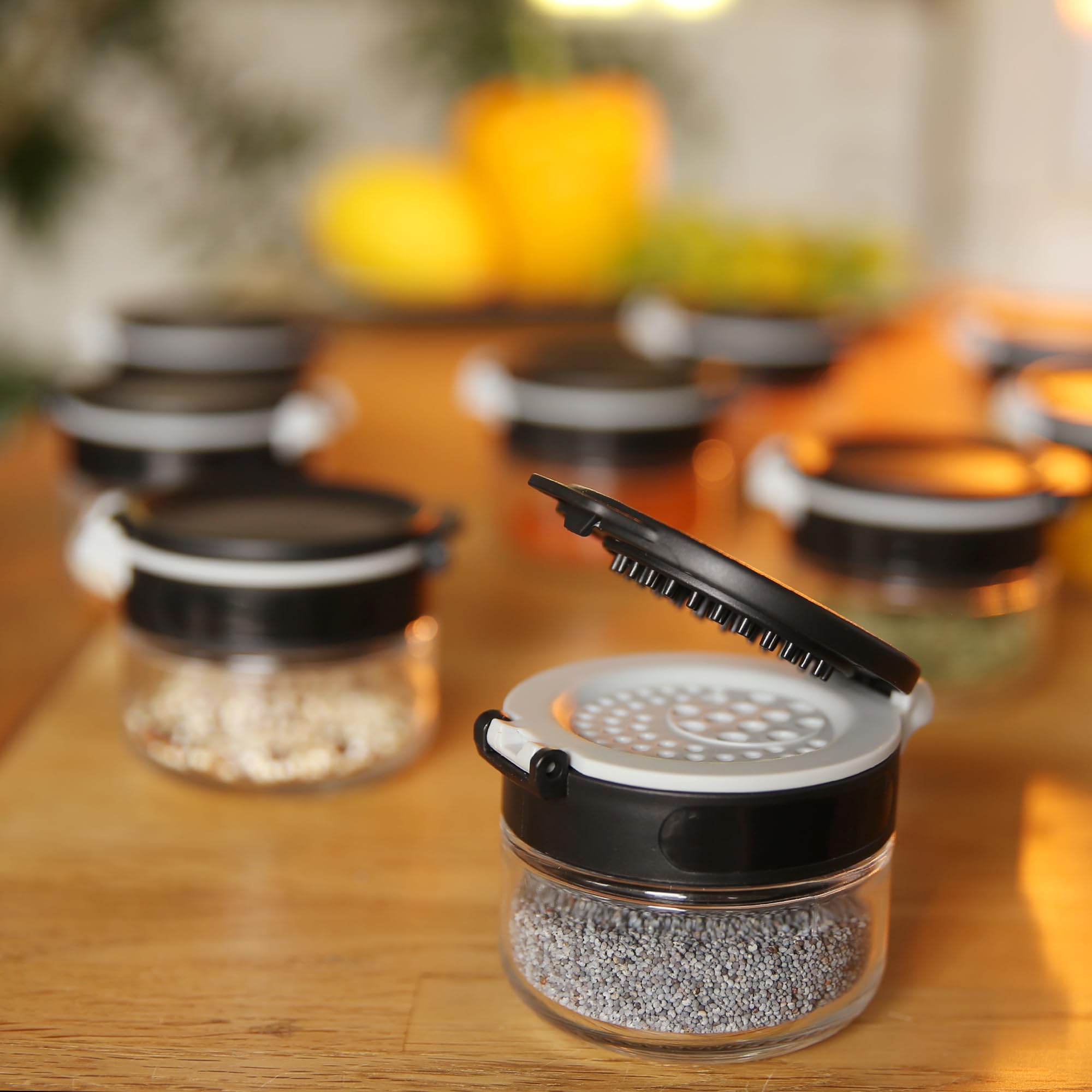 your GEAR Gewürzstreuer Double-Flip - Gewürzdosen in 2 Größen (200ml + 85ml) aus Glas mit drehbarem Gewürzregal, selbstreinigender Streueinsatz, Gewürzgläser im Gewürzkarussell mit Etiketten