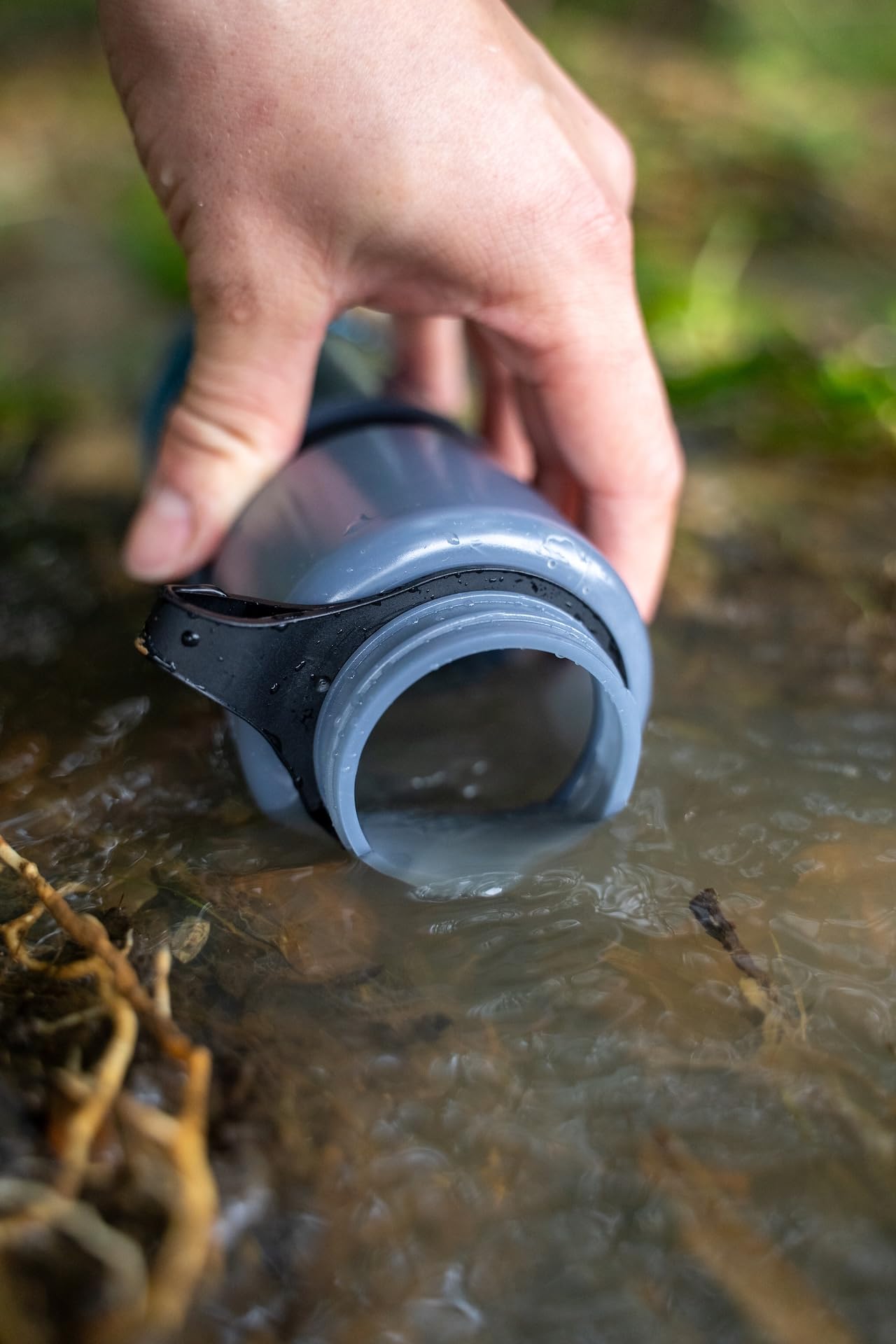 WATER TO GO Trinkflasche 0,75 L, mit Filter - Wasser direkt aus Fluss, See oder Leitung trinken | Ultraleicht & BPA-frei | 200L Filterleistung | Perfekt für Reisen, Kajak, Camping, uvm. (BLAU)
