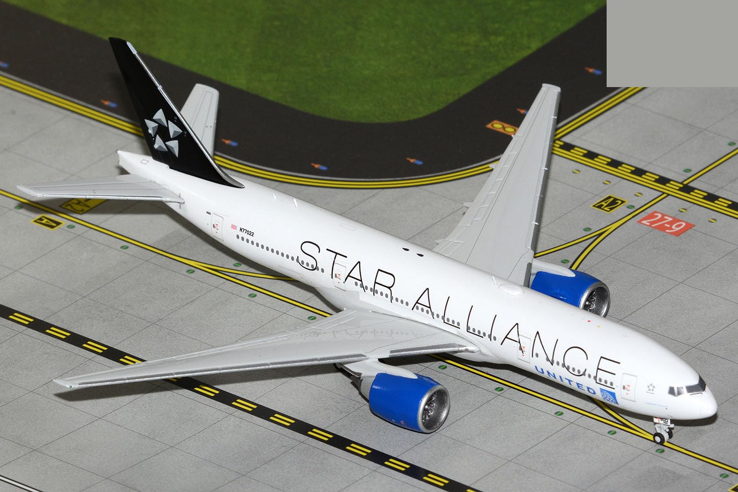 Amazon.com: GeminiJets GJUAL2314 United Airlines Boeing 777-200ER