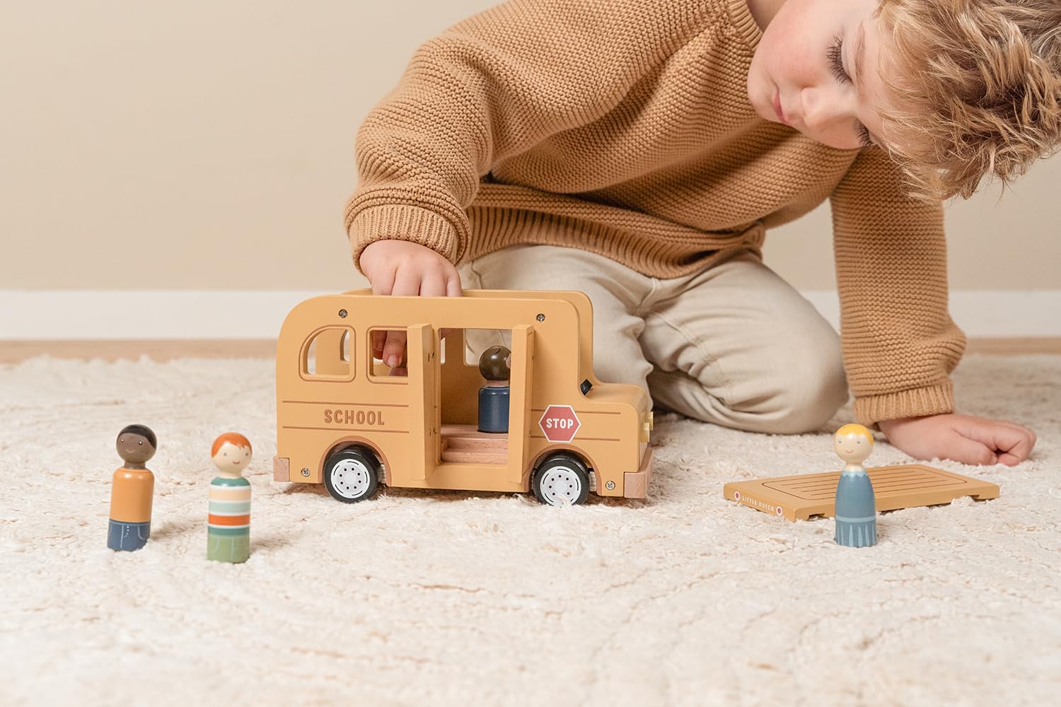 Little Dutch Schulbus Bus Auto inkl. Spielfiguren Holz Kinder - gelb