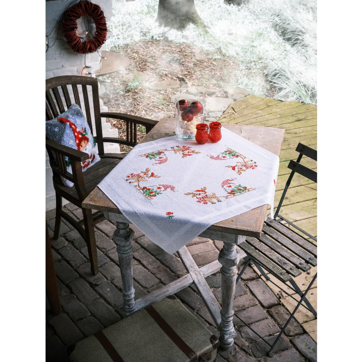 Vervaco Kreuzstich Stickpackungen Tischdecke Wichtel und Rentier Stickdecken Vorgezeichnet Basteln Erwachsene Kreativ Set Vorgedruckte Decke Sticken 80 x 80 cm Stickset Weihnachten DIY Sticken Set