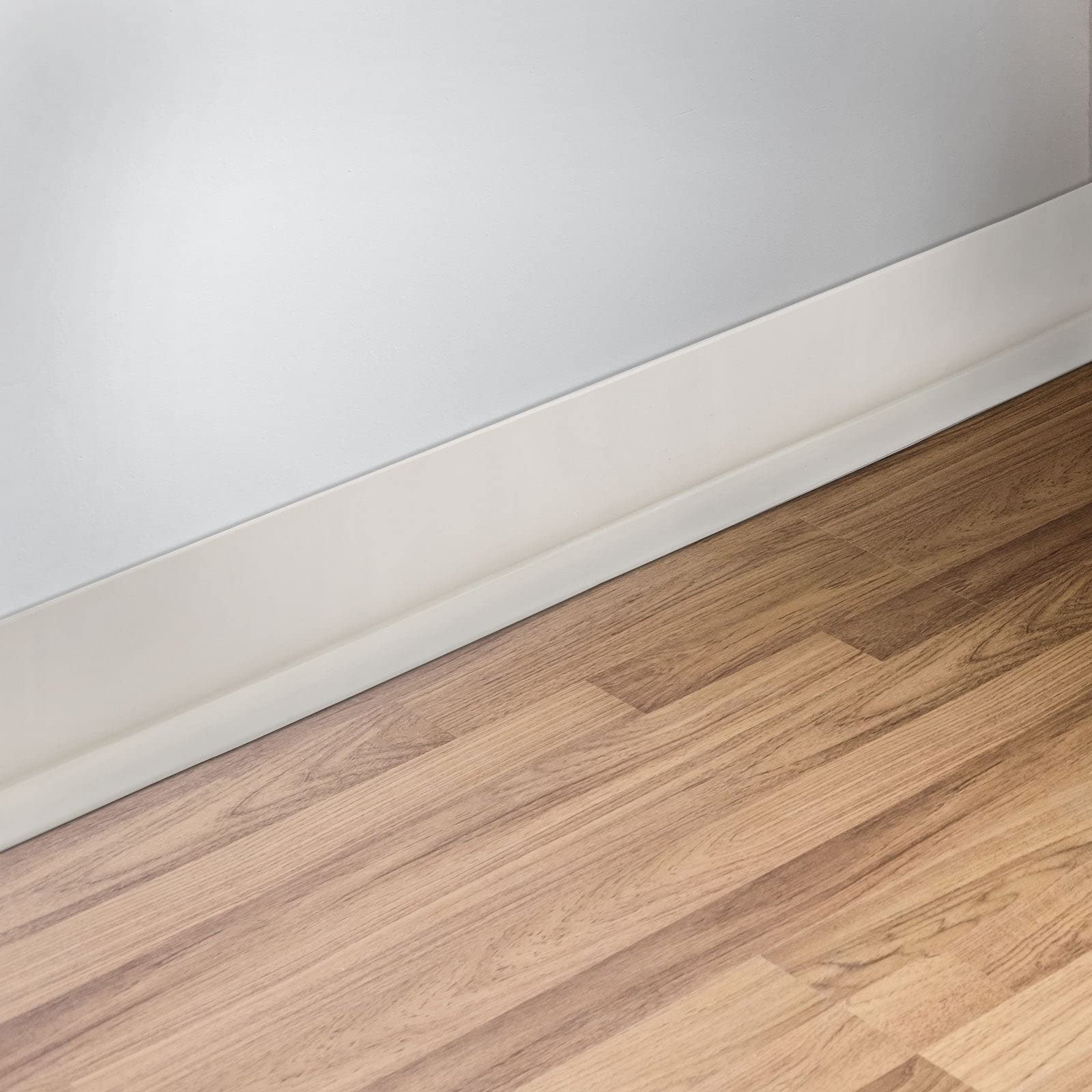 Floordirekt Sockelleiste Selbstklebende Fußleiste - 50 x 15 mm - Küchenleiste, Knickleiste individuell zuschneidbar - Weichsockelleiste aus PVC (Länge: 25 Meter, Weiß, Oslo)