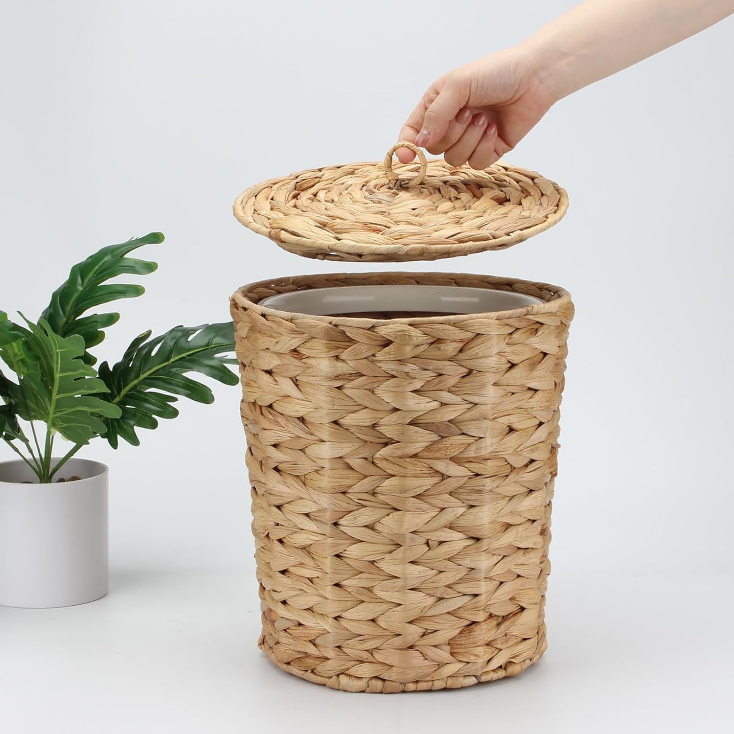 Wicker Waste Basket with Lid and Liner, Handwoven Water Hyacinth Wicker Trash Can, Large Waste Paper Bucket Paper Scrap Bucket WasteBaskets for Bathroom, Bedroom, Kitchen, Office Garbage Can