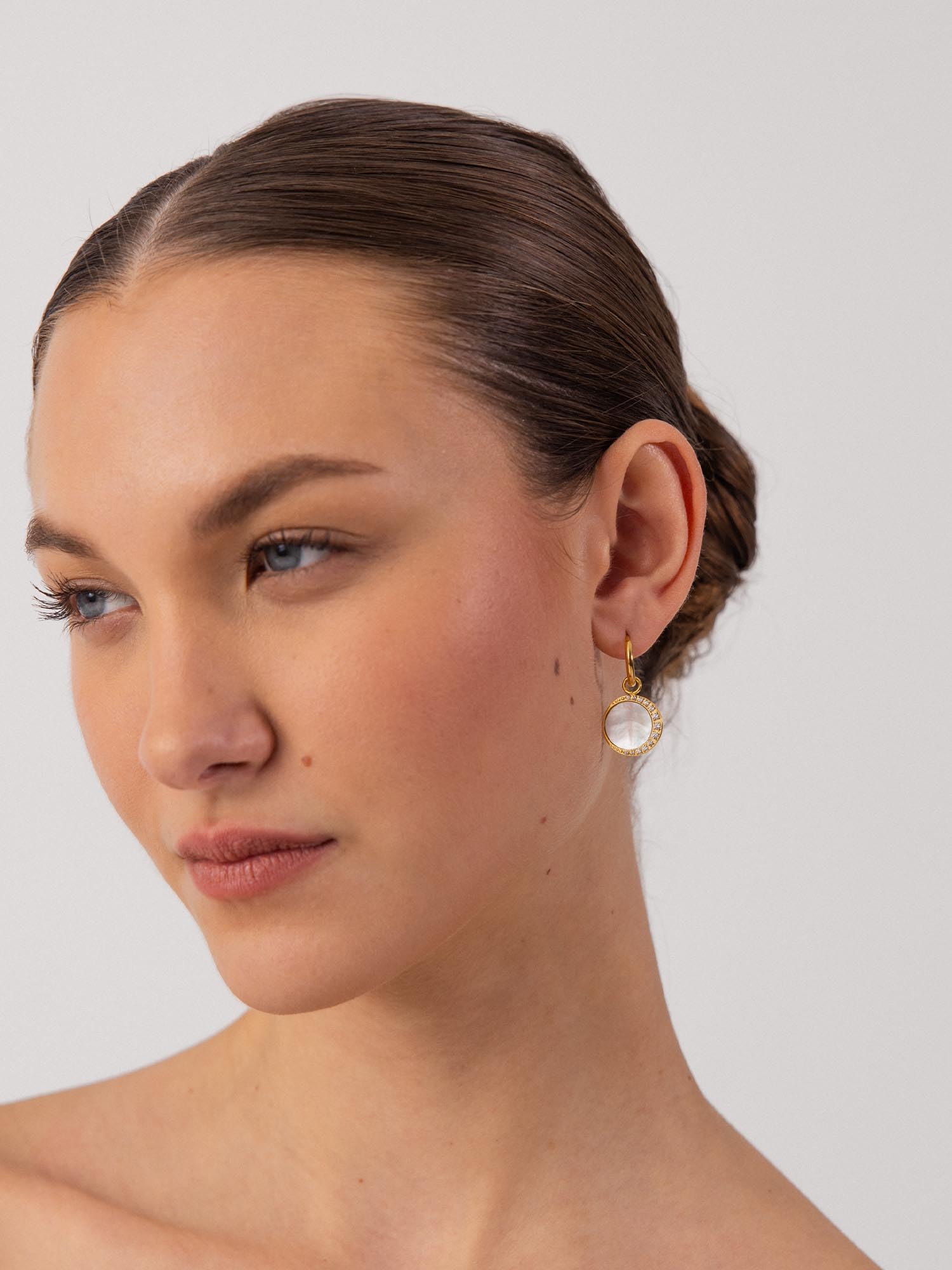 Purelei Shining Moon - Orecchini da donna con madreperla e zirconi, eleganti orecchini a cerchio in acciaio inox con ciondolo a forma di luna, orecchini scintillanti, regalo per donne