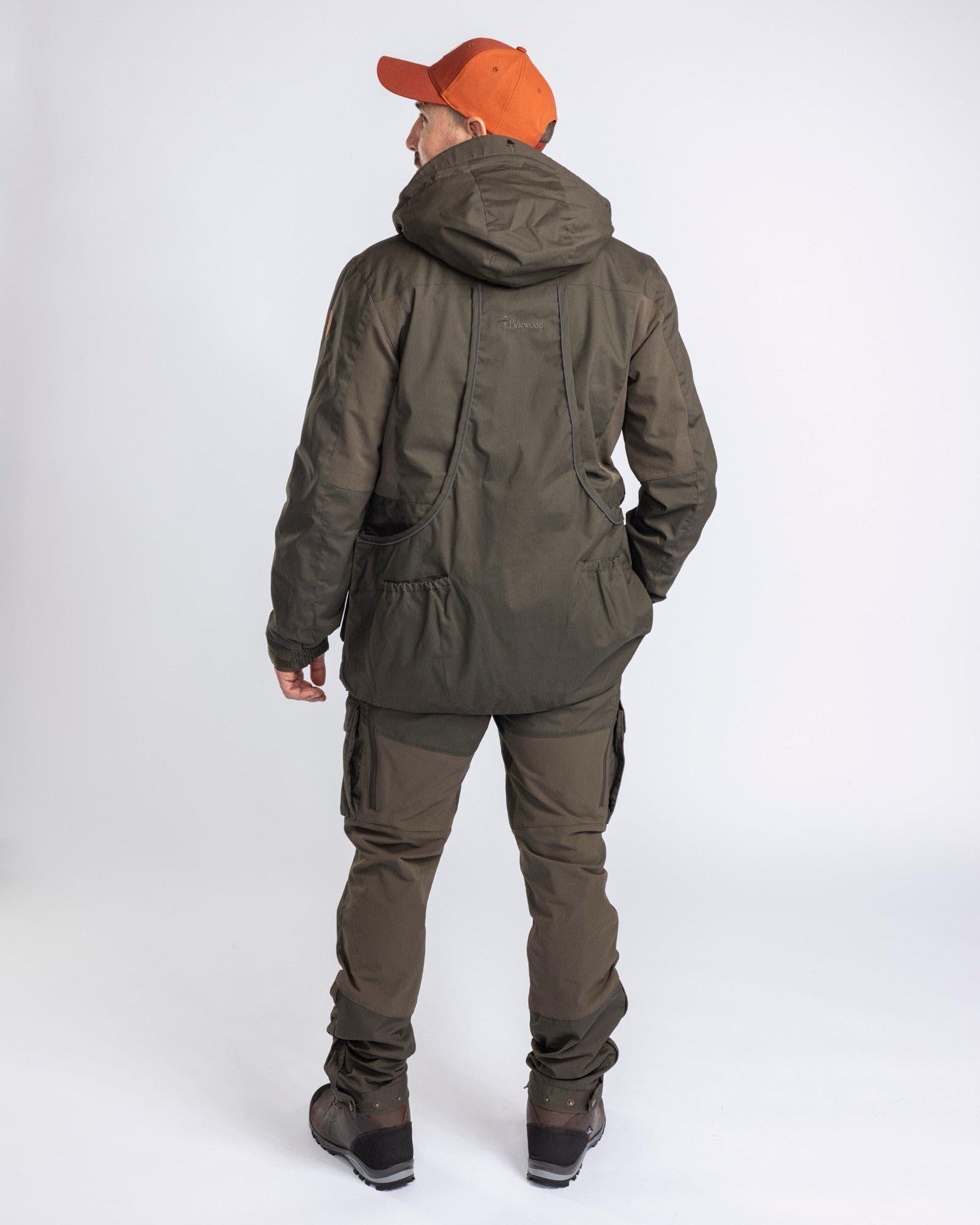 Pinewood Herren Hundesport Trainer Jacke - Outdoor Jacken für Herren - funktionell ausgestattete Jacke mit vielen Taschen und Platz für Hundetraining Zubehör - winddicht und wasserabweisend