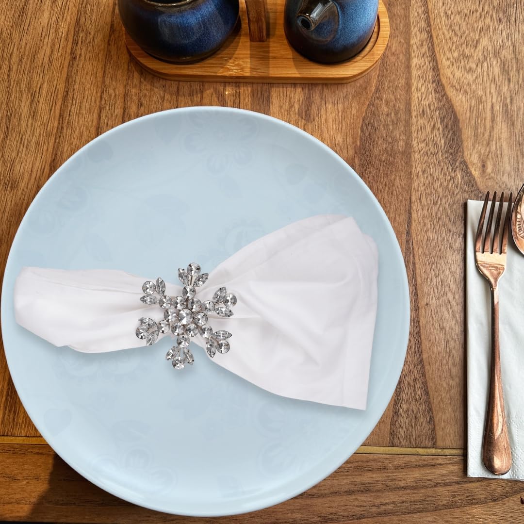 Lot de 6 ronds de serviette en plastique avec perles en forme de flocon de neige – Belle décoration de table d'hiver élégante pour Noël, mariages, dîners de vacances – Argent