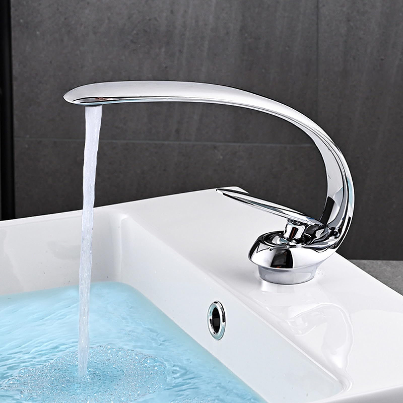 Robinet d'évier d'eau chaude et froide pour rénover une salle de bain familiale avec mitigeur chrome