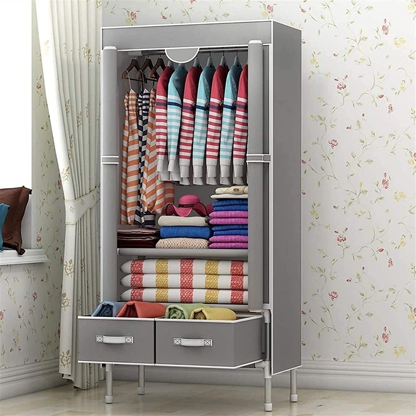 Armoire portable en tissu pour optimiser le rangement d'un studio