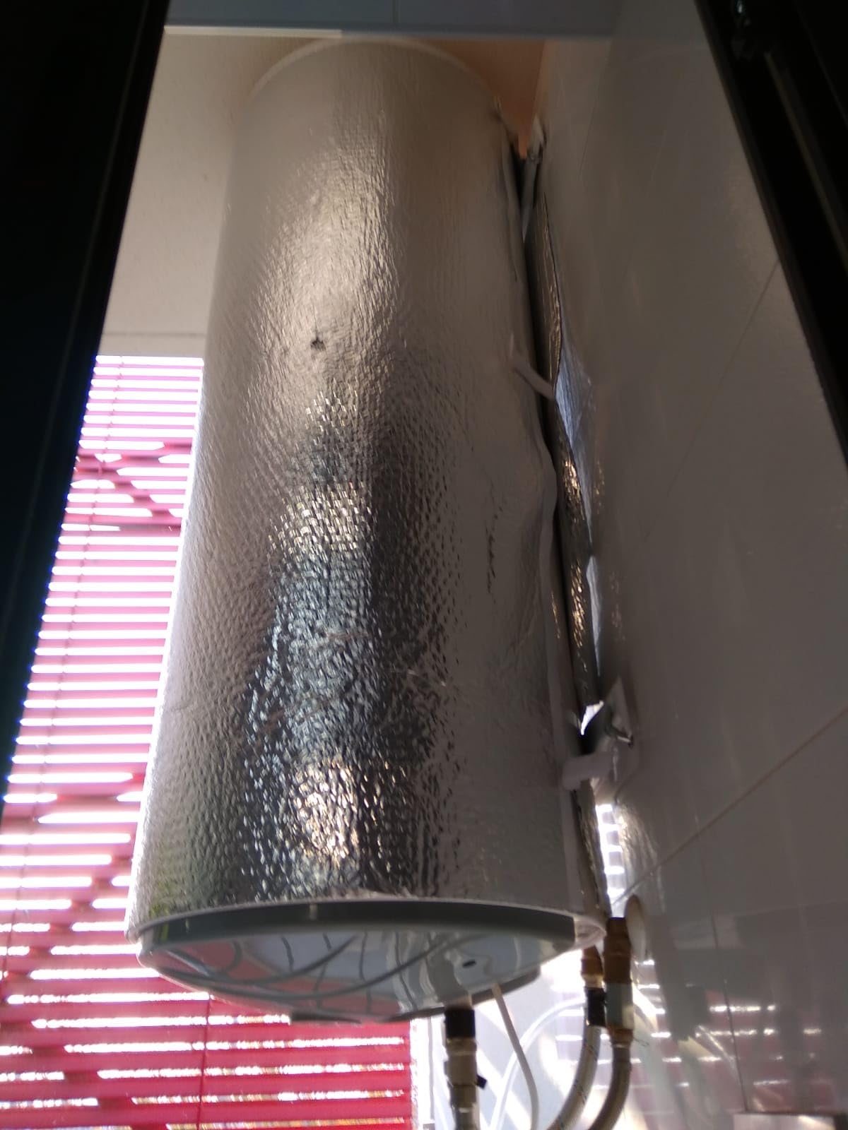 AISLANTE TERMICO reflexivo para CALENTADOR de AGUA - Reduce pérdida de calor y reduce consumo de energía - [ 1.20X1.80m ] - Incluye cinta doble cara y cinta autoadherente| 3 capas|4mm espesor