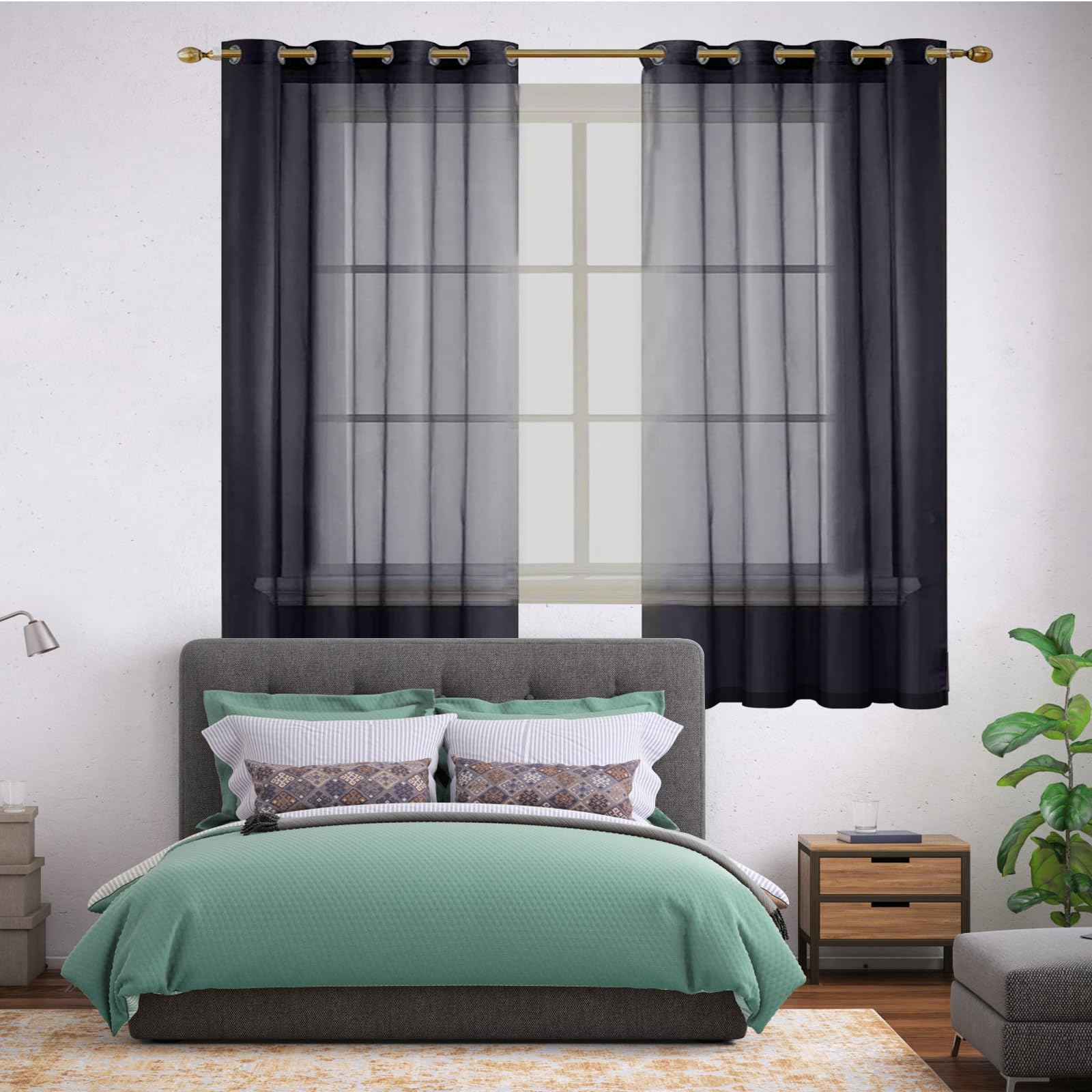 Rideaux voilages noirs pour tamiser la lumière du salon et de la chambre d'enfant