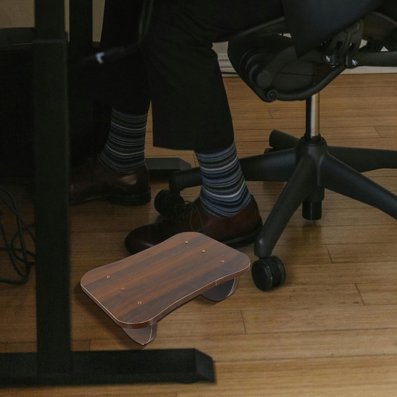 Poggiapiedi da Scrivania in Legno Design Salvaspazio e Regolazione Altezza, Rettangolare Moderno per Uso Sotto Scrivania in Ufficio e Gaming