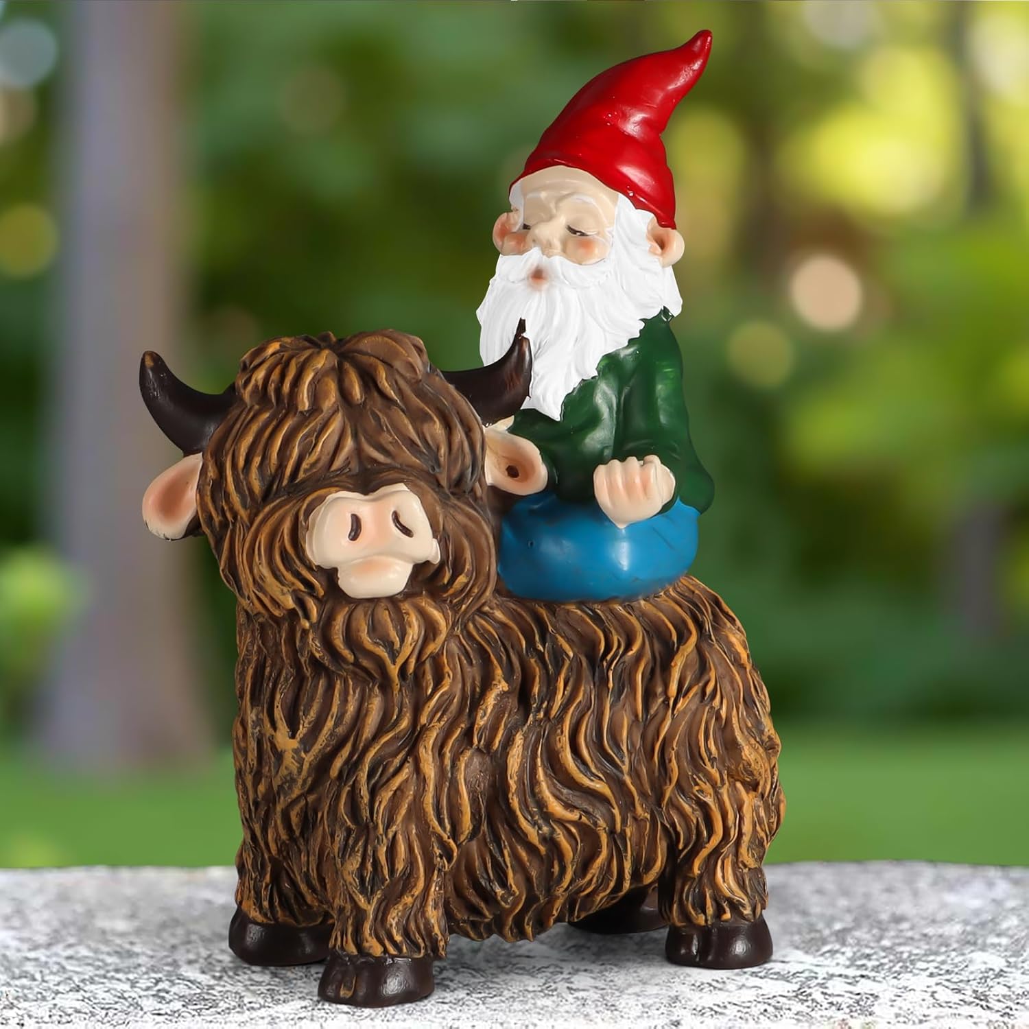 nawaza Garden Gnomes Decor Outdoor Statues Gnome on Highland Cow Outdoor Decorations for Patio,Yard and Gift for Mom 1 pcs