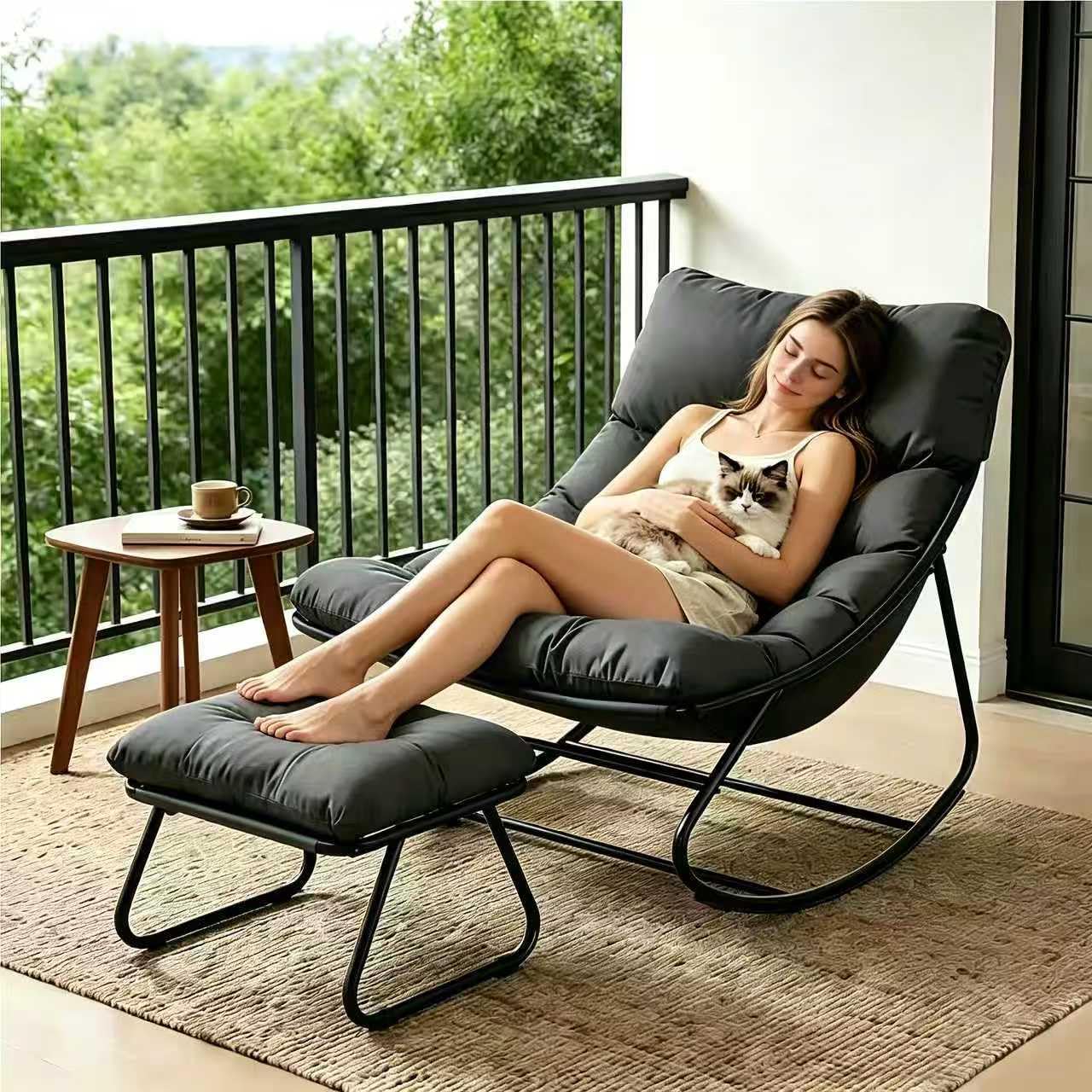 Schaukelstuhl mit Hocker Innen,Loungesessel Outdoor,XXL Schaukelsessel Relaxstuhl, Schaukelstuhl Wohnzimmer, Relaxstuhl mit Gepolstertem Kissen bis 150kg Belastbar, Schaukelliege für Balkon(Grau-yao)